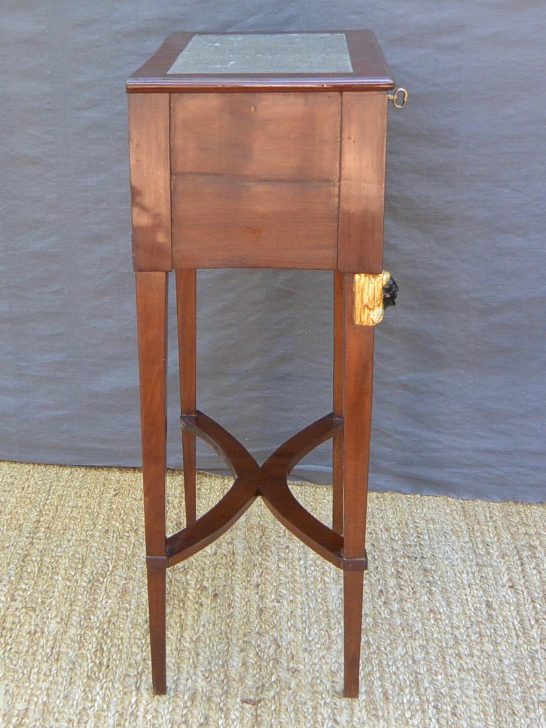 Table néo-égyptienne à plateau de marbre en vente 1