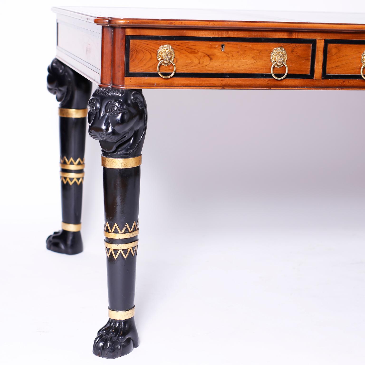 Neoklassizistischer Schreibtisch mit Lederplatte im ägyptischen Revival-Stil im Angebot 1