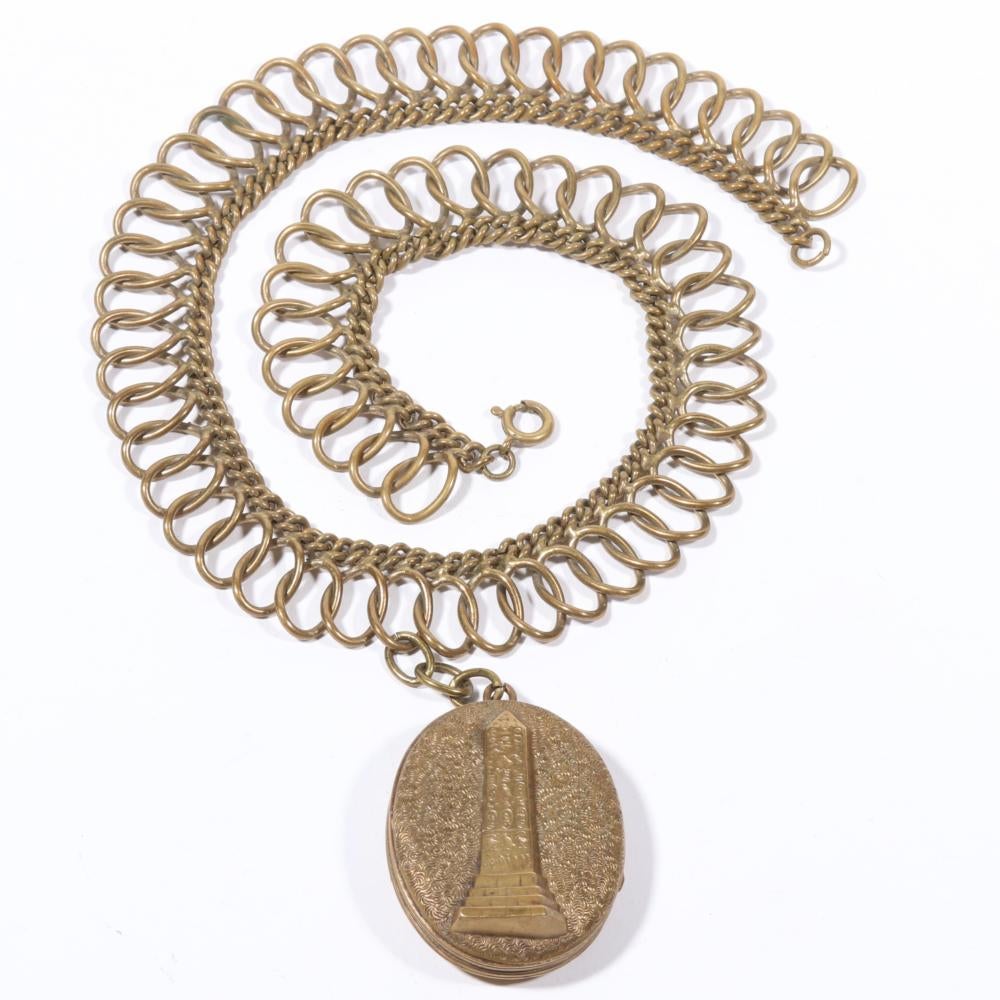 Offrez-vous un très rare collier pendentif en forme de médaillon, de style Art déco à victorien, avec une fabuleuse image tridimensionnelle d'un obélisque avec des hiéroglyphes égyptiens.  Le médaillon est suspendu à un magnifique collier à mailles