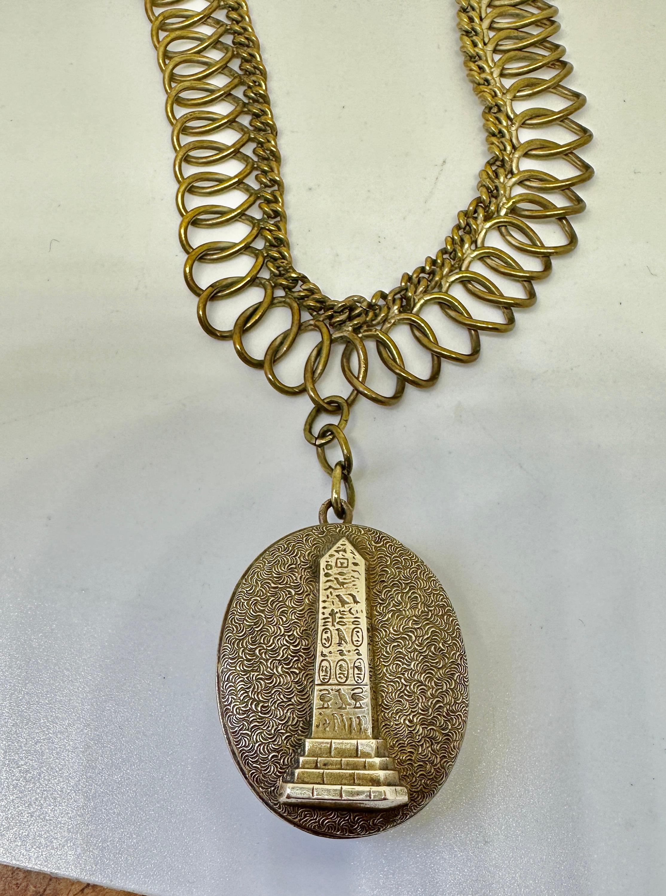 Collier médaillon néo-égyptien Art déco victorien avec obélisques hiéroglyphiques Excellent état - En vente à New York, NY