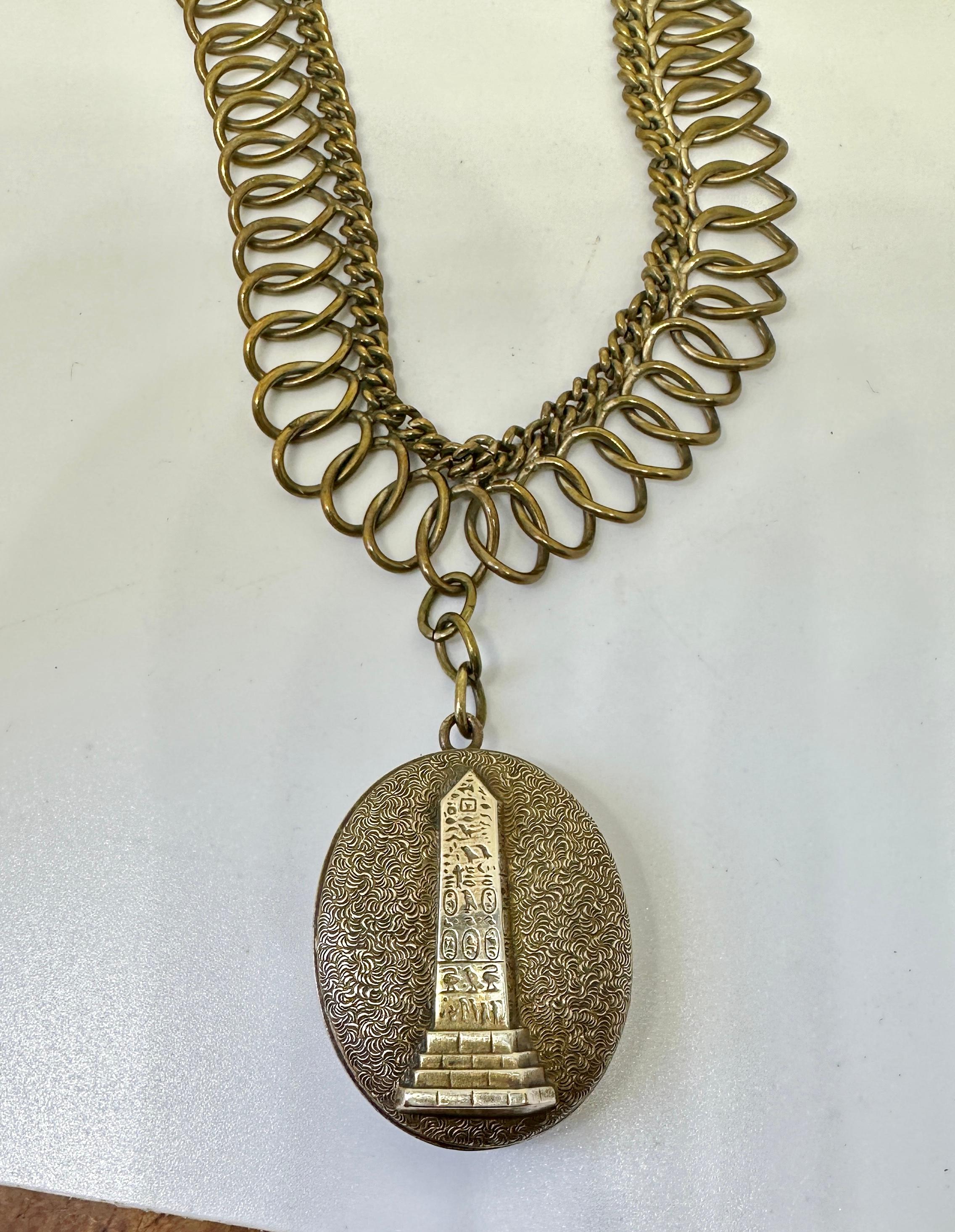 Collier médaillon néo-égyptien Art déco victorien avec obélisques hiéroglyphiques Unisexe en vente