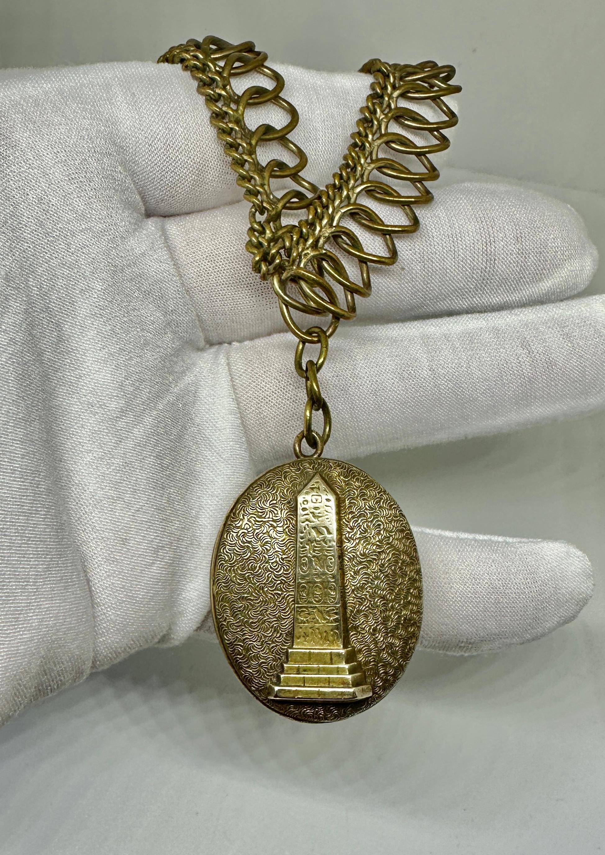 Collier médaillon néo-égyptien Art déco victorien avec obélisques hiéroglyphiques en vente 3