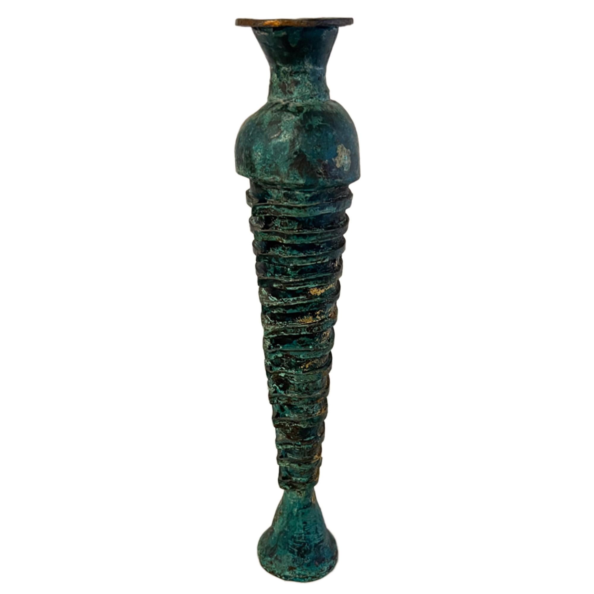 Questo vaso decorativo in bronzo è rifinito con doratura ed è stato realizzato a mano negli anni '90 in stile Eyptian Revival.

Un'ottima iniezione di colore per qualsiasi stanza e questo pezzo sarebbe un regalo delizioso e insolito. 

Questo pezzo
