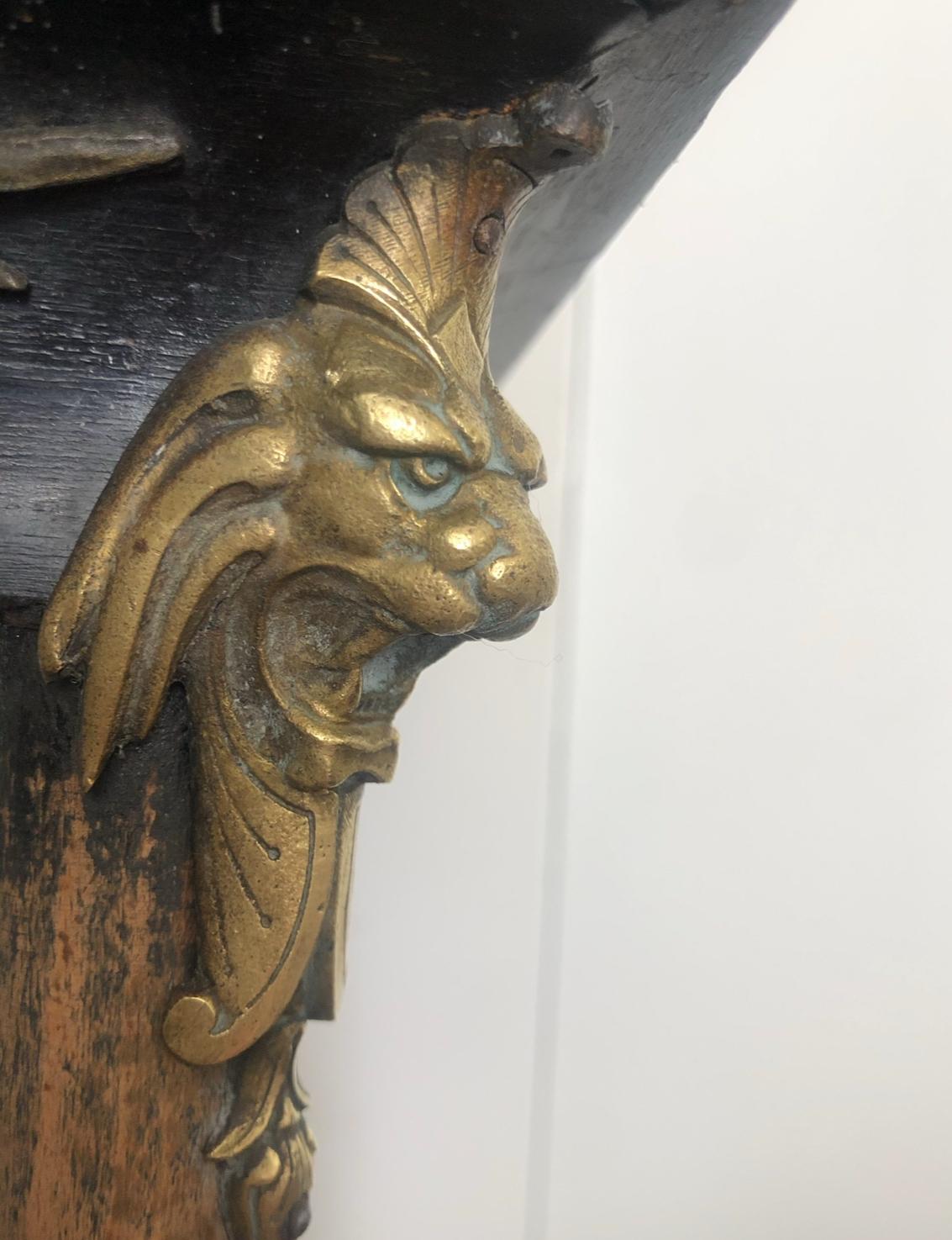 Portapiante in stile revival egiziano con piano in piastrelle intarsiate e finiture in gabbia di bronzo. in vendita 5