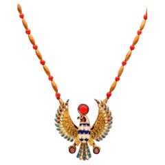 Ägyptische Revive Plique à Jour Emaillierte Horus Halskette in 18Kt Gold mit Koralle