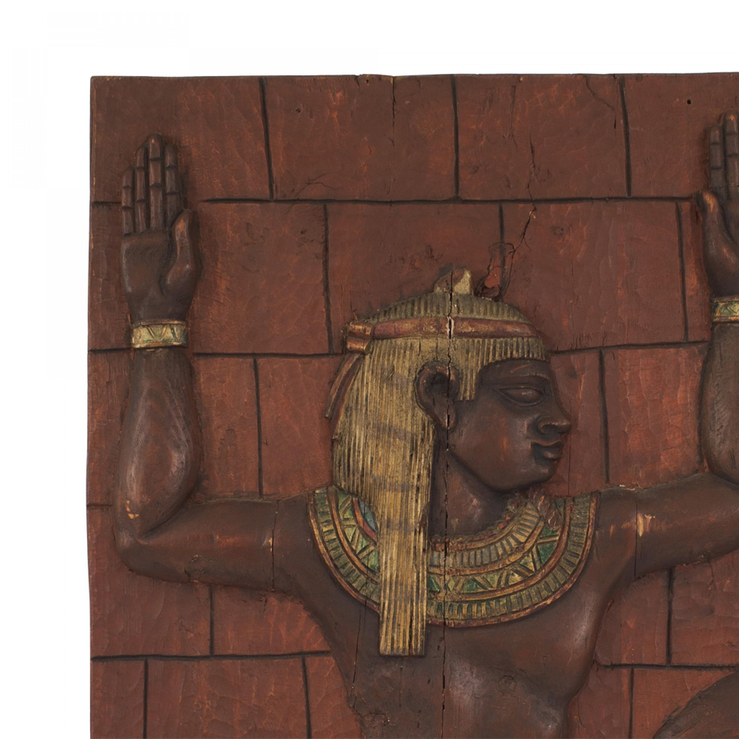 Plaque murale polychrome de style néo-égyptien représentant un personnage égyptien costumé.