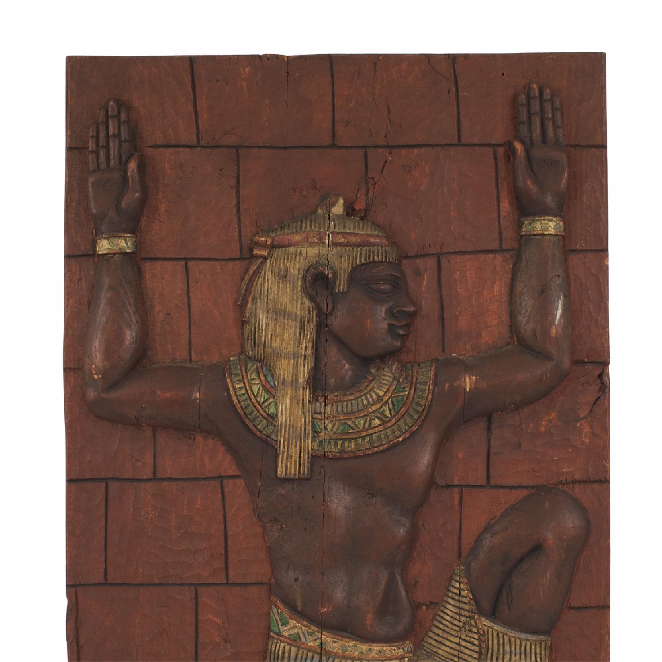 Plaque murale polychrome néo-égyptien Bon état - En vente à Queens, NY