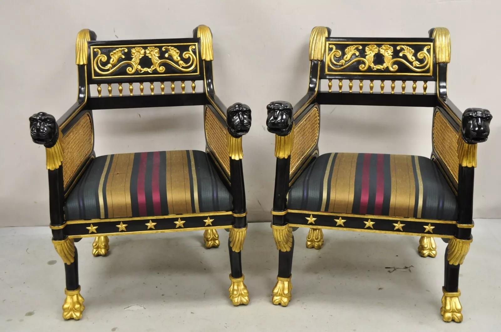 Chaises longues contemporaines de style Regency à tête de lion, ébonisées, dorées et noires - une paire. Cet article présente des cadres en bois massif, des accents peints en or, des têtes de lion sculptées et des pieds en forme de pattes à l'avant