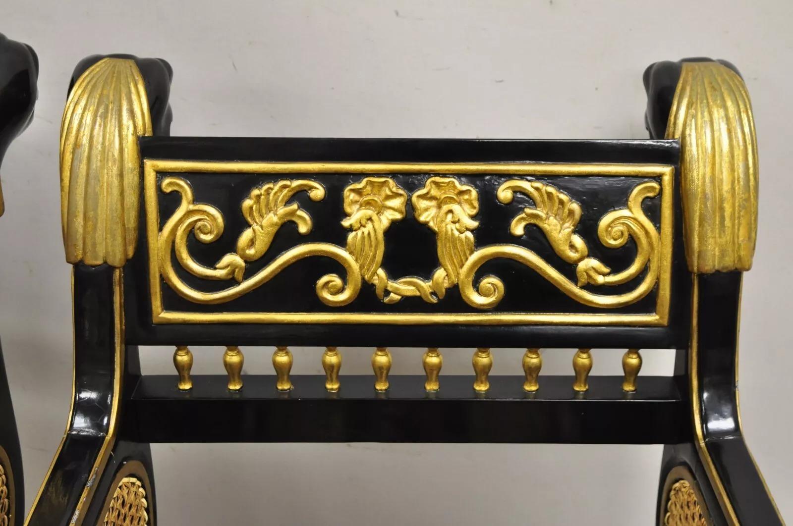 Regency Revive égyptien Régence noir ébonisé doré Chaises à trône à tête de lion - Paire en vente