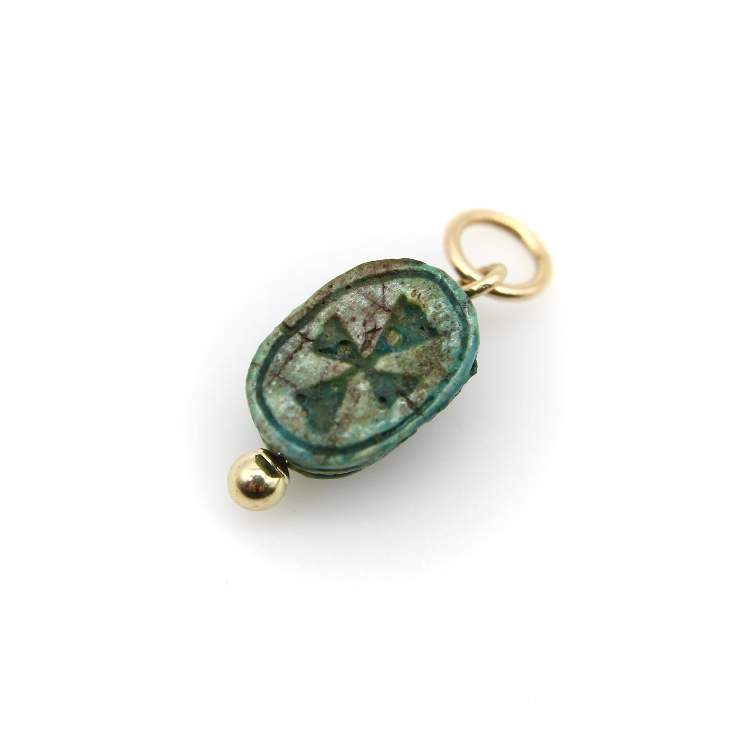 Petit pendentif scarabée néo-égyptien en faïence turquoise avec monture en or 14 carats  Unisexe en vente