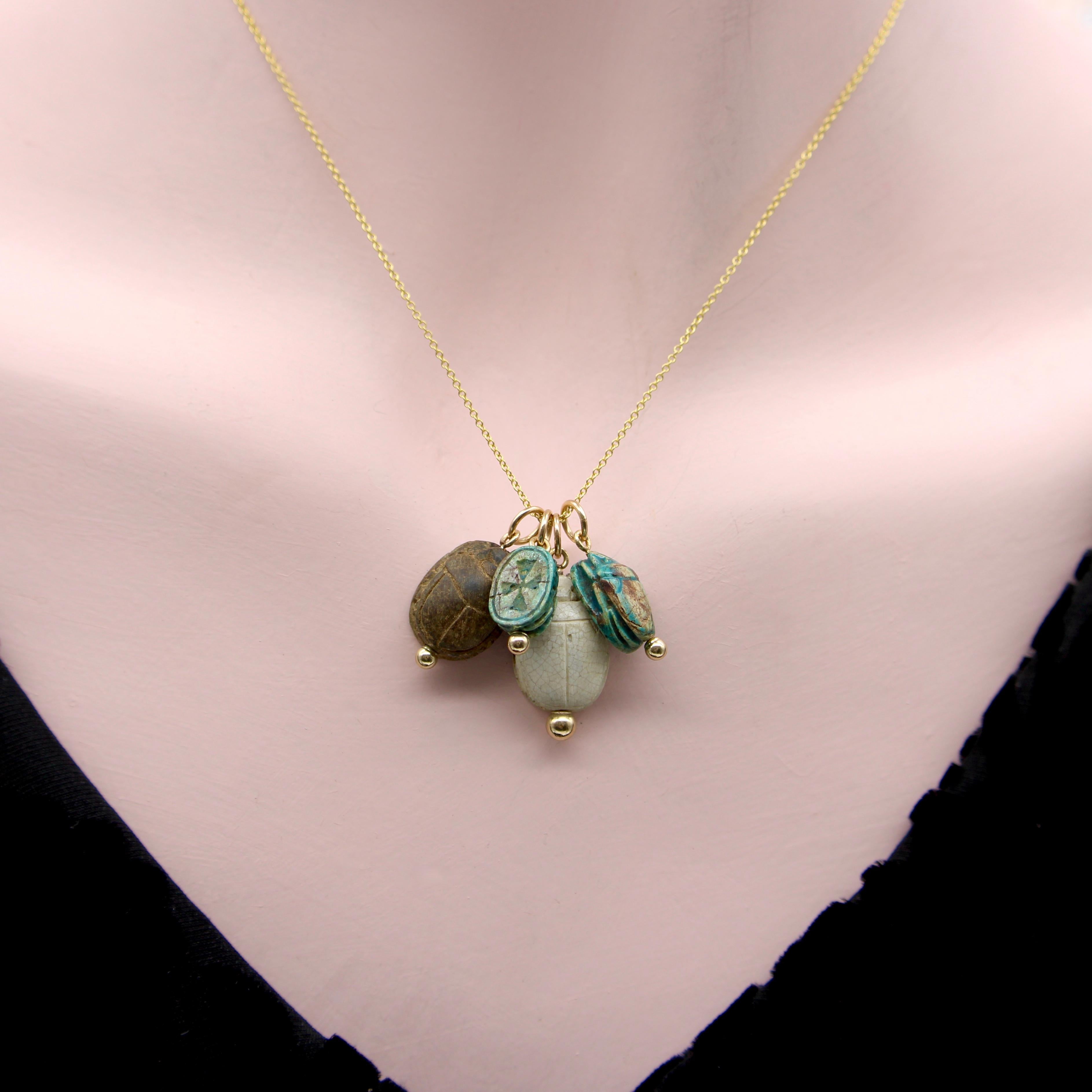 Petit pendentif scarabée néo-égyptien en faïence turquoise avec monture en or 14 carats  en vente 2