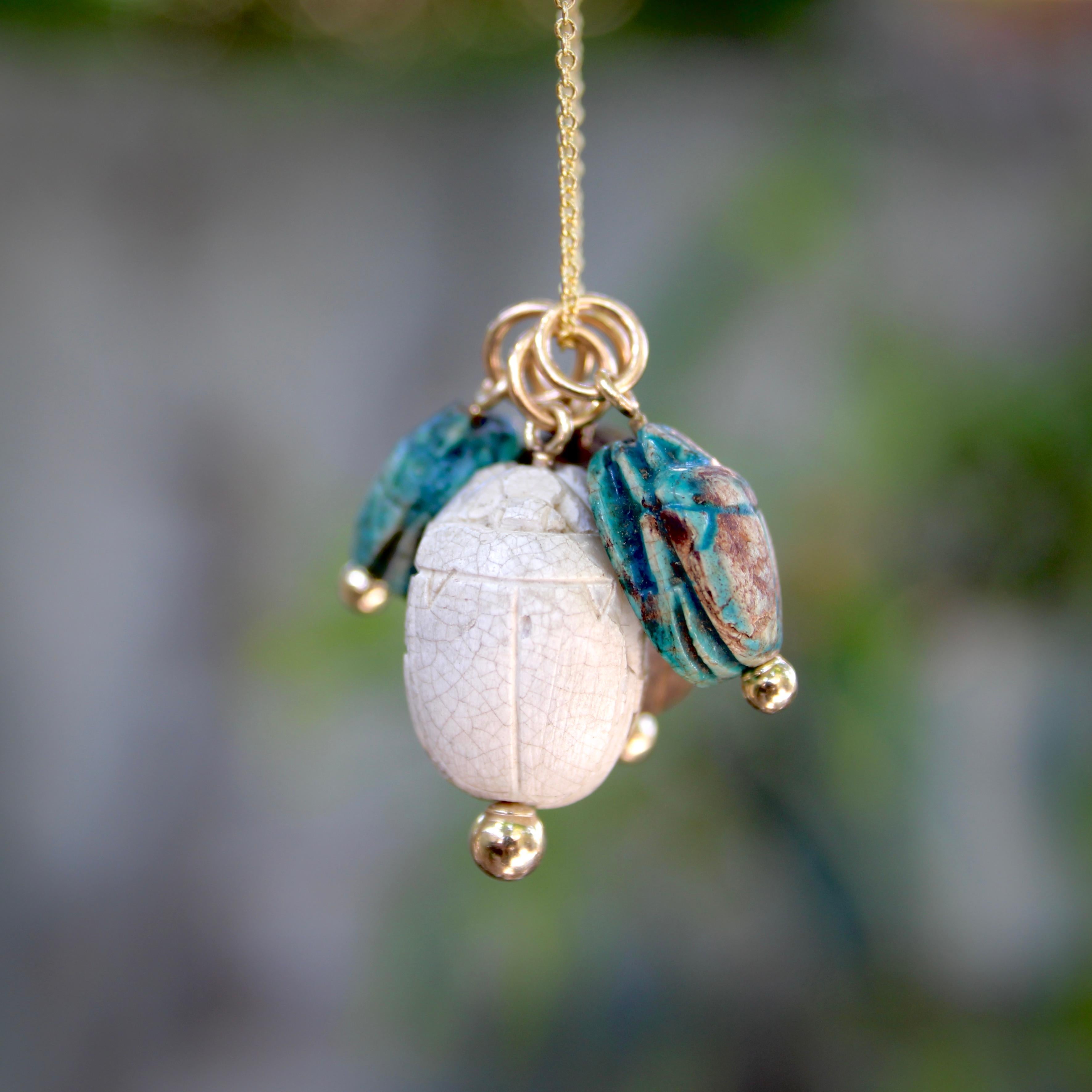 Petit pendentif scarabée néo-égyptien en faïence turquoise avec monture en or 14 carats  en vente 3