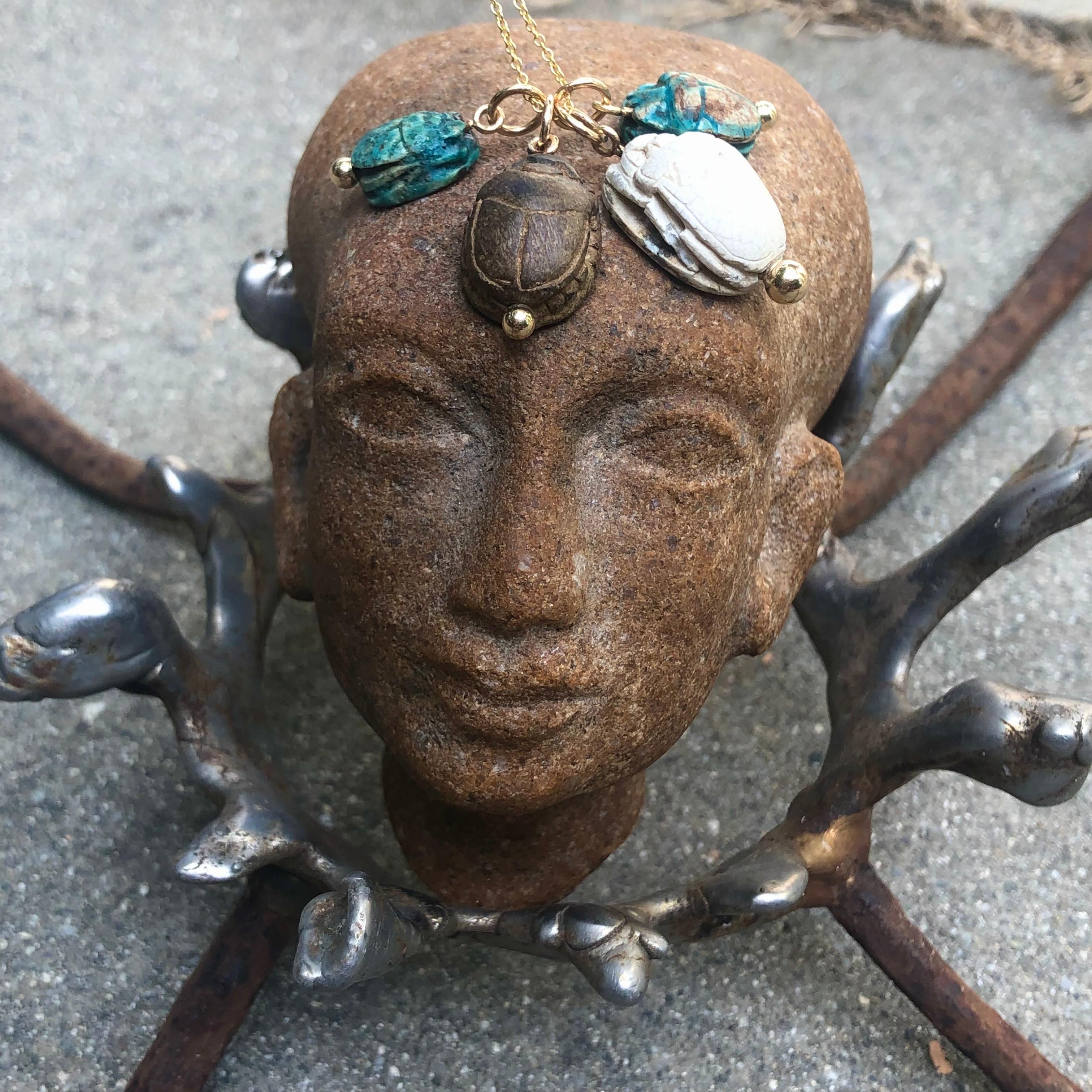 Petit pendentif scarabée néo-égyptien en faïence turquoise avec monture en or 14 carats  en vente 4