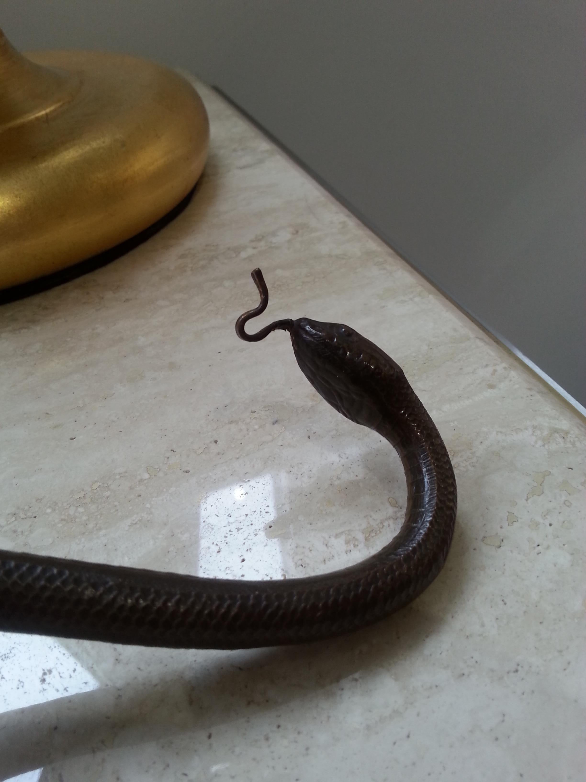 Soporte para reloj de bolsillo con forma de serpiente de renacimiento egipcio siglo XX