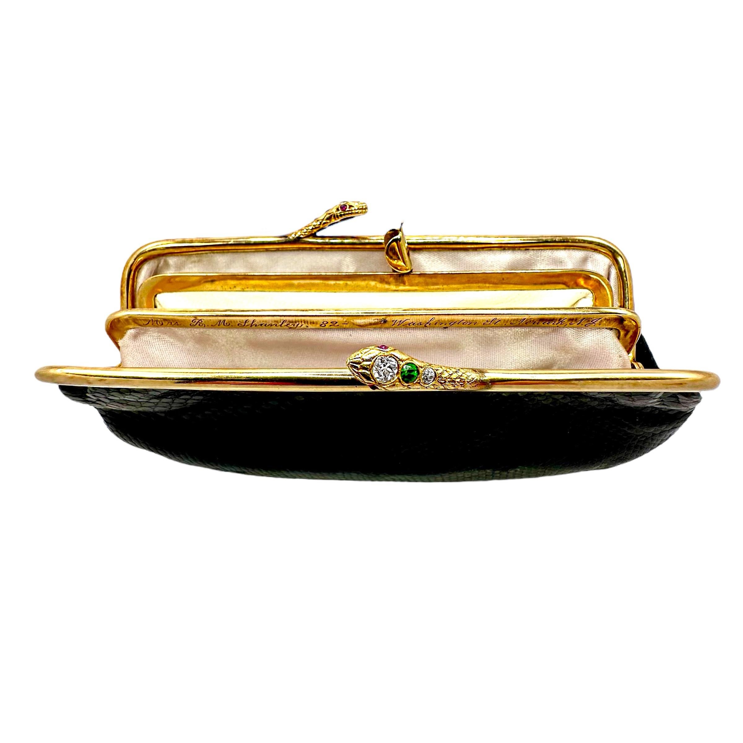 Wenn dieses Portemonnaie doch nur sprechen könnte. Dieses elegante Stück im ägyptischen Revival-Stil hat einen Schlangenkopfmechanismus aus 14 Karat Gelbgold für die beiden äußeren Fächer. Das Innenfach hat einen zusätzlichen Goldverschluss für