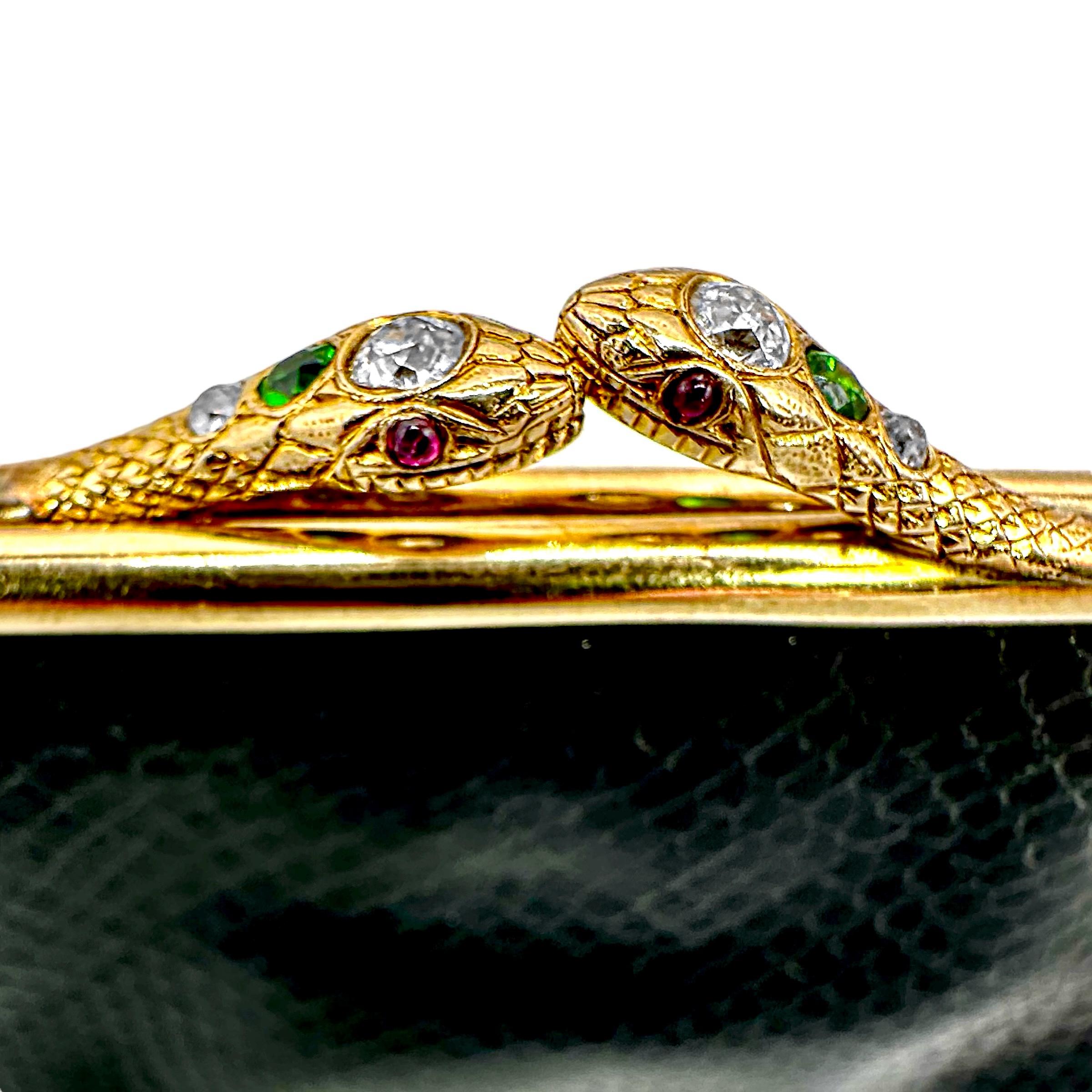 Ägyptische Revival Schlangenhaut Münze Geldbeutel w/14K Gold Jeweled Dual Schlange Kopf Schließung (Neuägyptisch) im Angebot