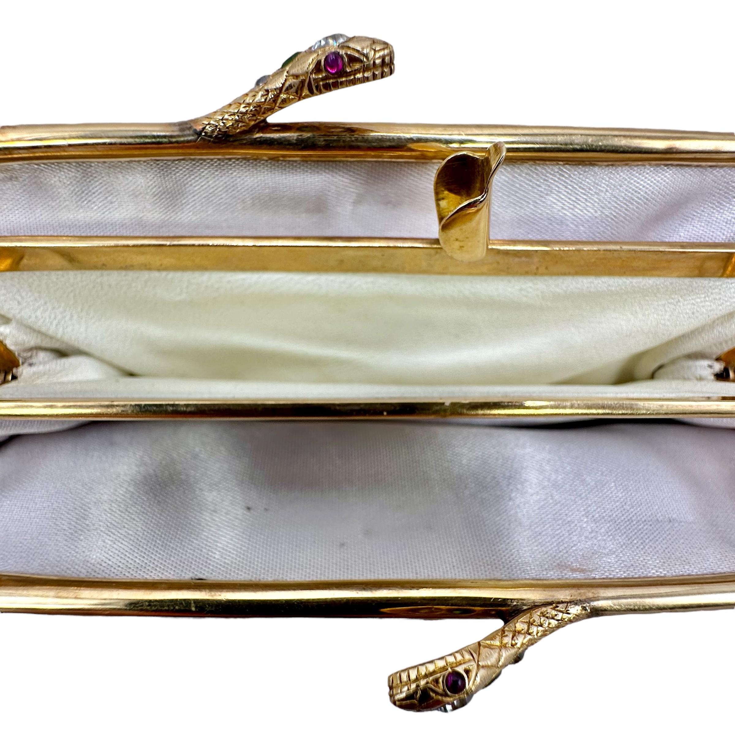 Ägyptische Revival Schlangenhaut Münze Geldbeutel w/14K Gold Jeweled Dual Schlange Kopf Schließung (Alteuropäischer Brillantschliff) im Angebot