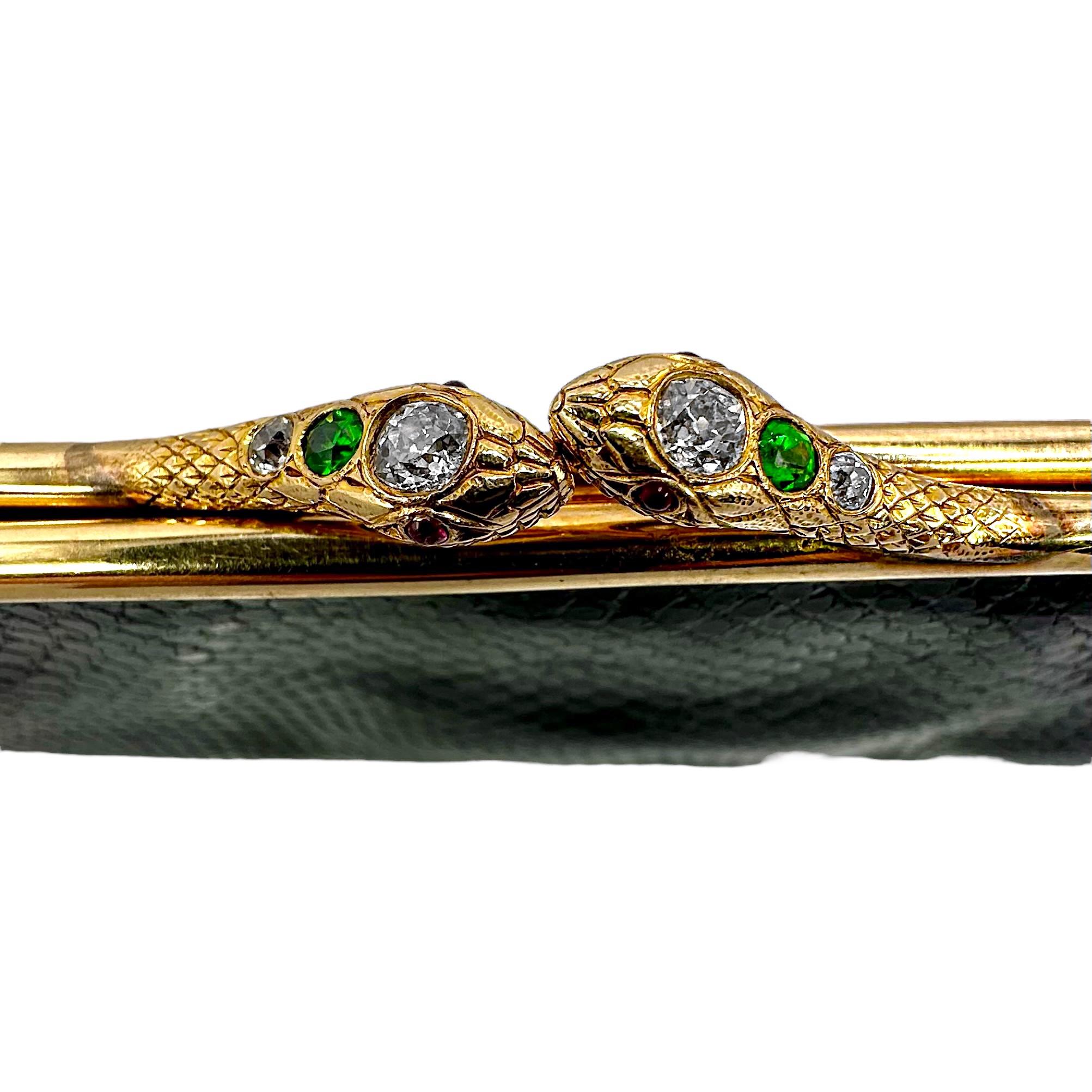 Ägyptische Revival Schlangenhaut Münze Geldbeutel w/14K Gold Jeweled Dual Schlange Kopf Schließung im Zustand „Gut“ im Angebot in Palm Beach, FL