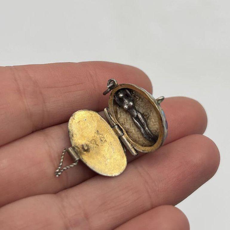 Egyptian Revival Sterling Silver Painted Enamel Locket w/ Gilded Gold Nude Mummy For Sale 4