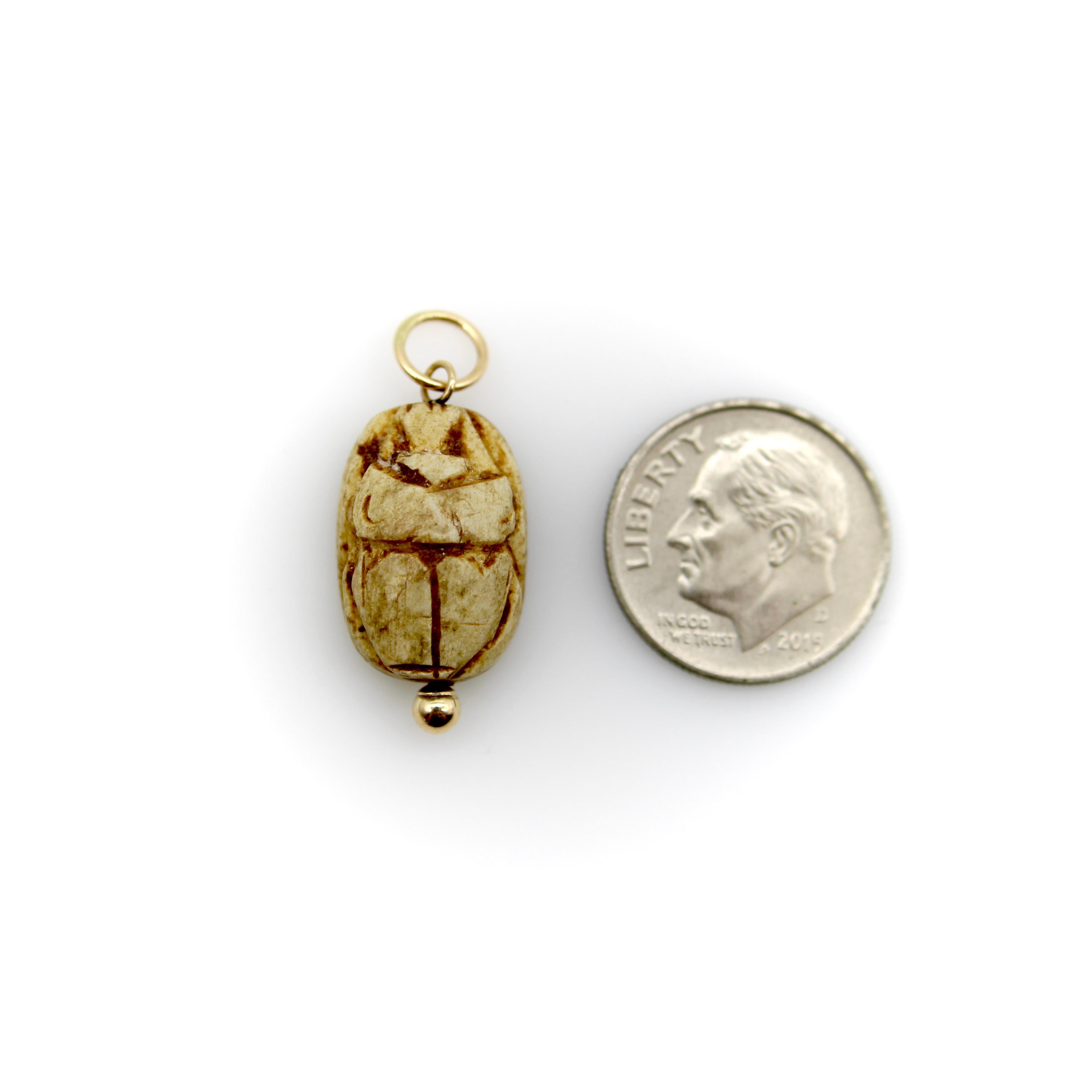 Ciondolo Scarabeo in pietra egiziana revival con montatura in oro 14K in vendita 1