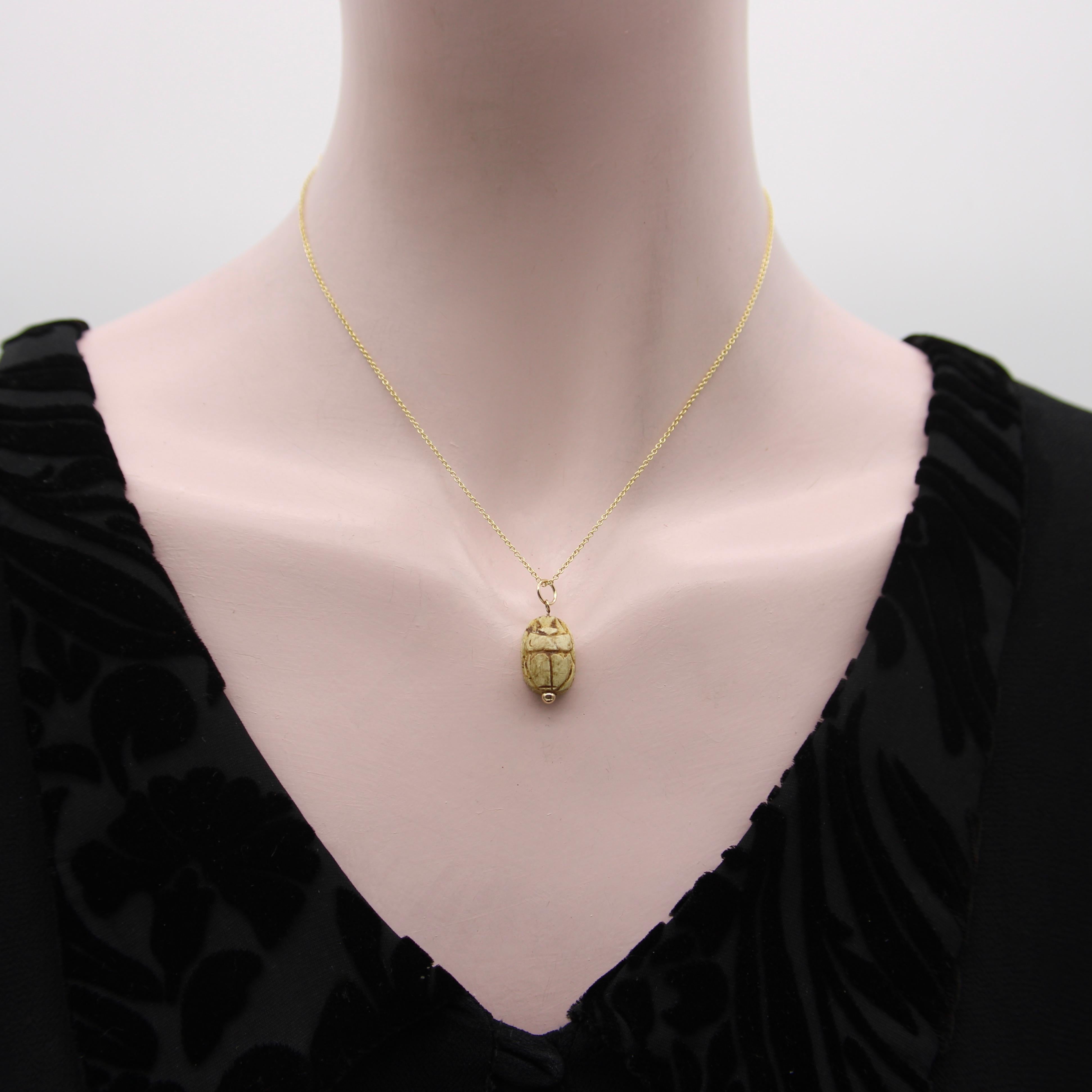 Ciondolo Scarabeo in pietra egiziana revival con montatura in oro 14K in vendita 2