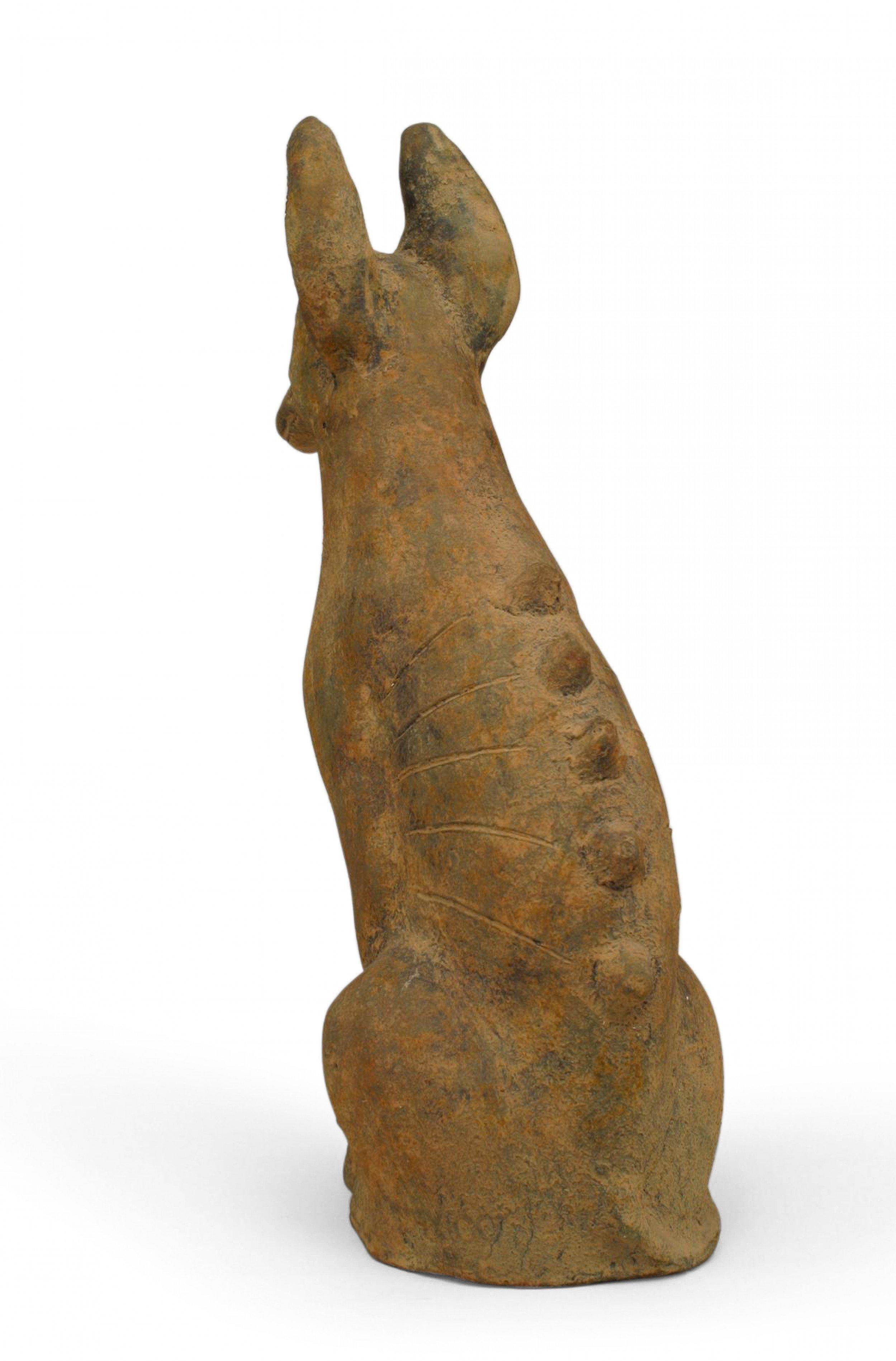 Perro de terracota de renacimiento egipcio Hecho a mano en venta