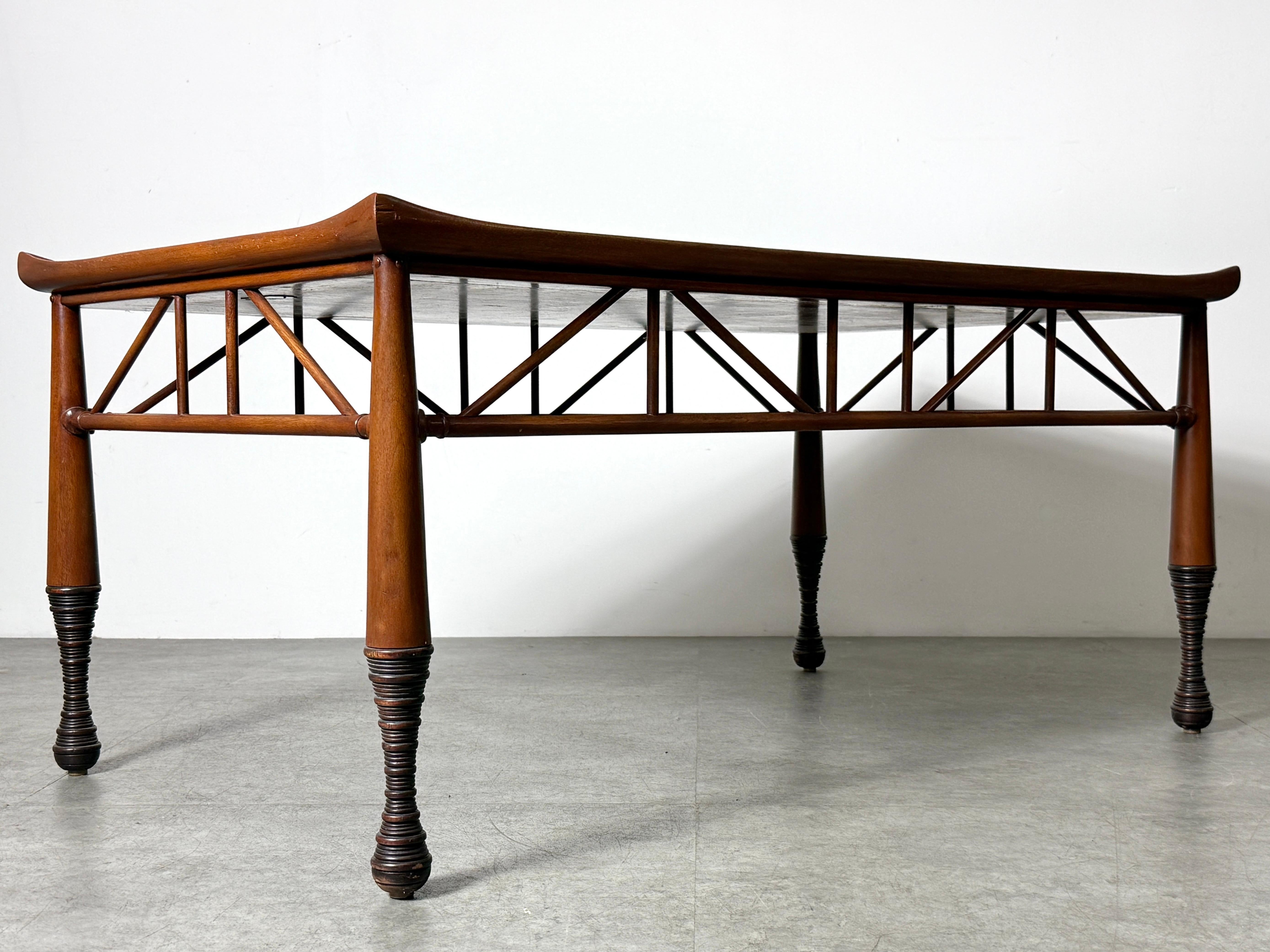 Table basse Thebes de style néo-égyptien en noyer d'après Liberty & Co. 21e siècle en vente 2