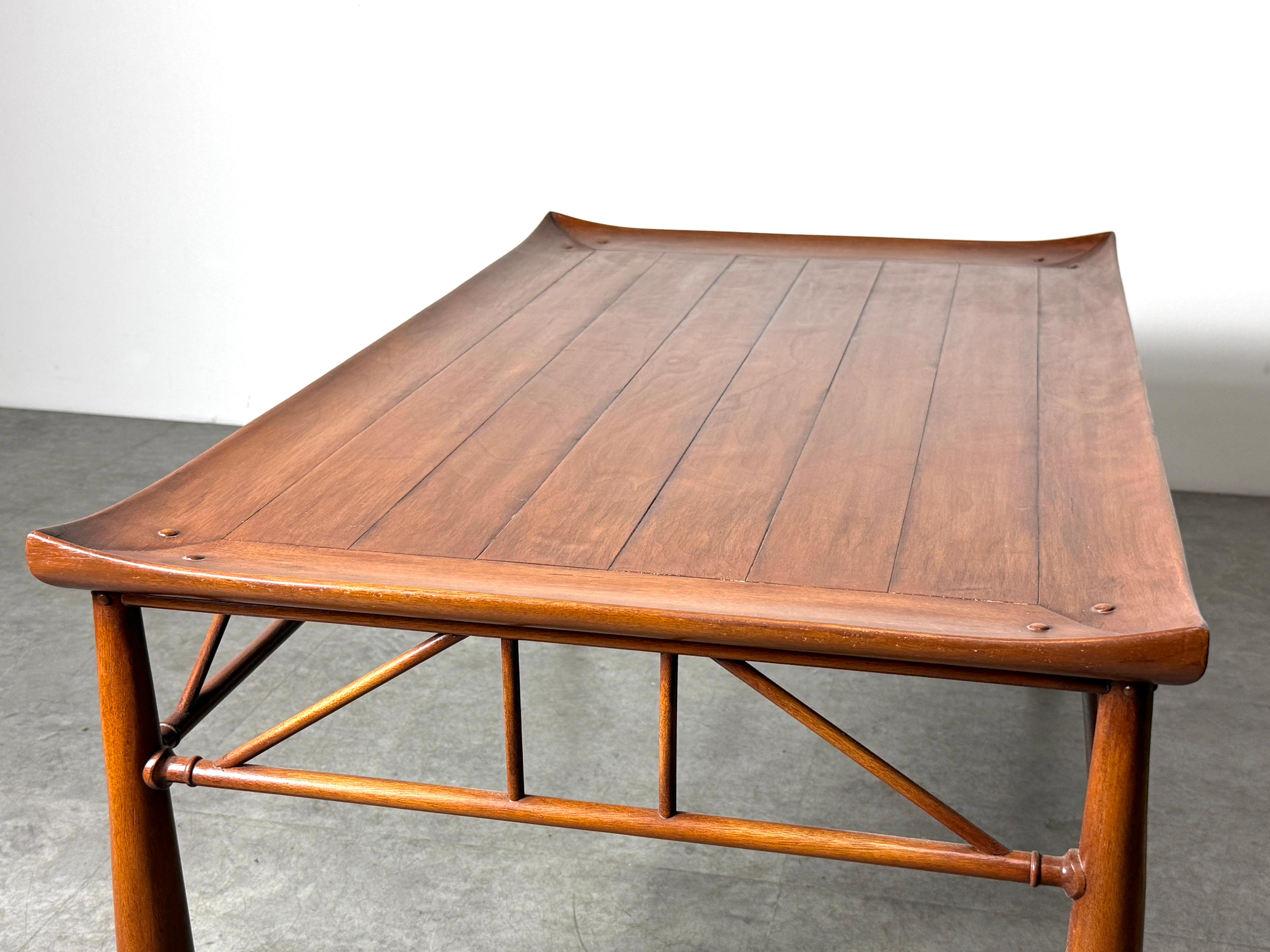 Table basse Thebes de style néo-égyptien en noyer d'après Liberty & Co. 21e siècle en vente 3