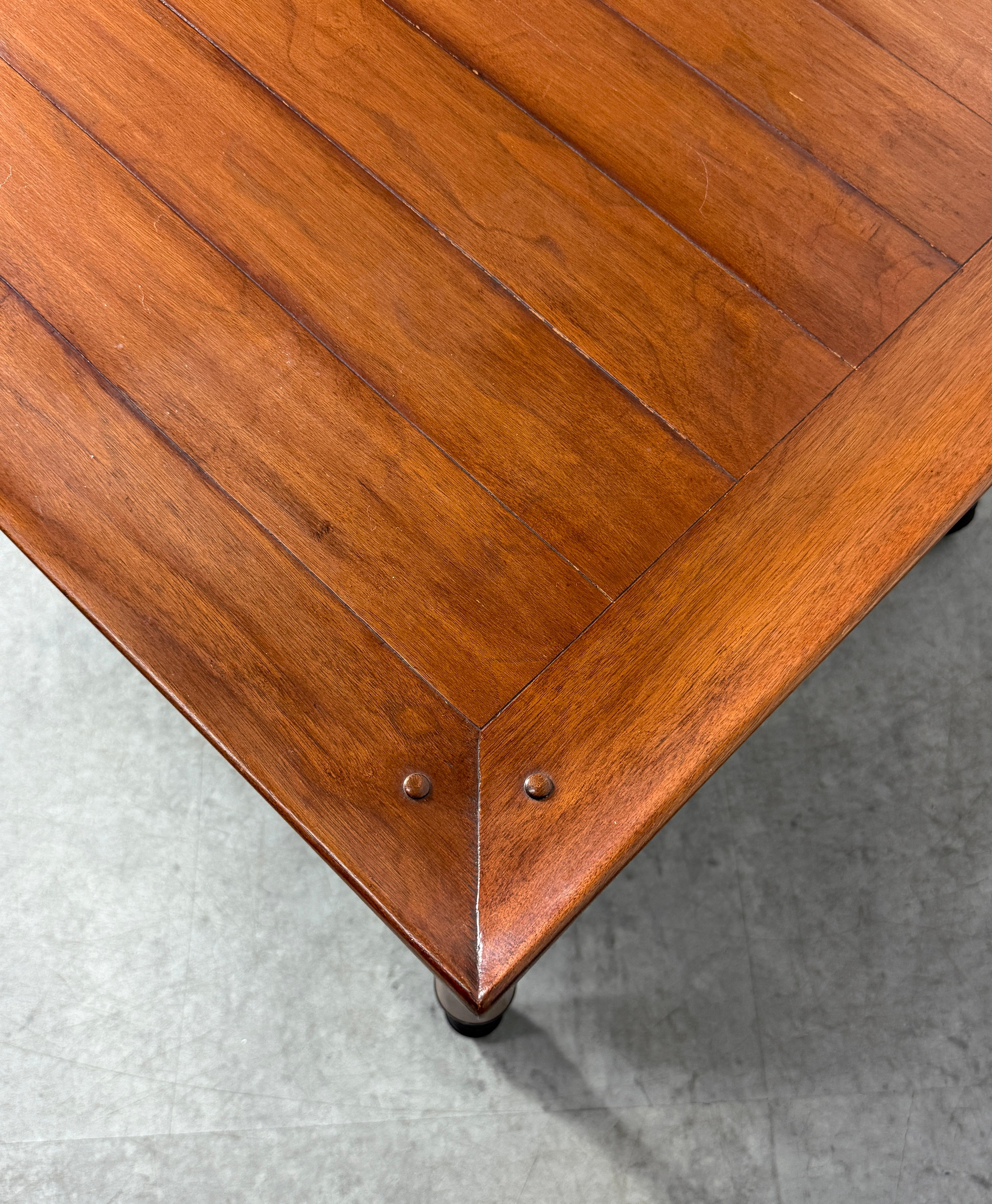 Table basse Thebes de style néo-égyptien en noyer d'après Liberty & Co. 21e siècle en vente 5