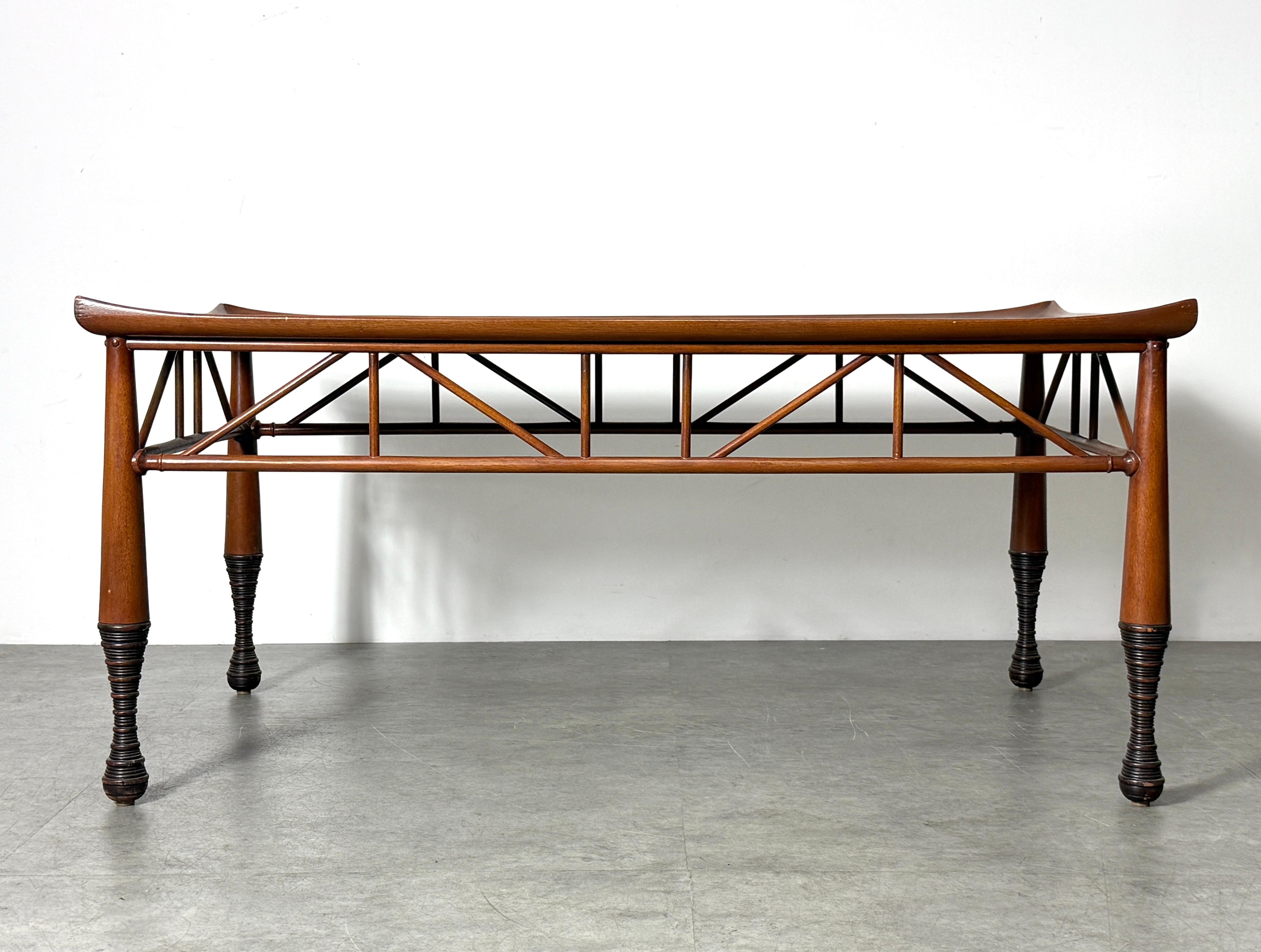 Table basse néo-égyptienne inspirée du tabouret Thebes de Liberty of London 
Produit par Aesthetic Decor début 21ème siècle

Design/One sculptural en noyer avec coins retournés et base en treillis angulaire. 
Pieds fuselés avec détails ébonisés