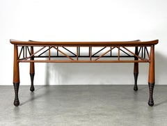 Tavolino da caffè Thebes di epoca egiziana in noce di Liberty & Co. 21° secolo