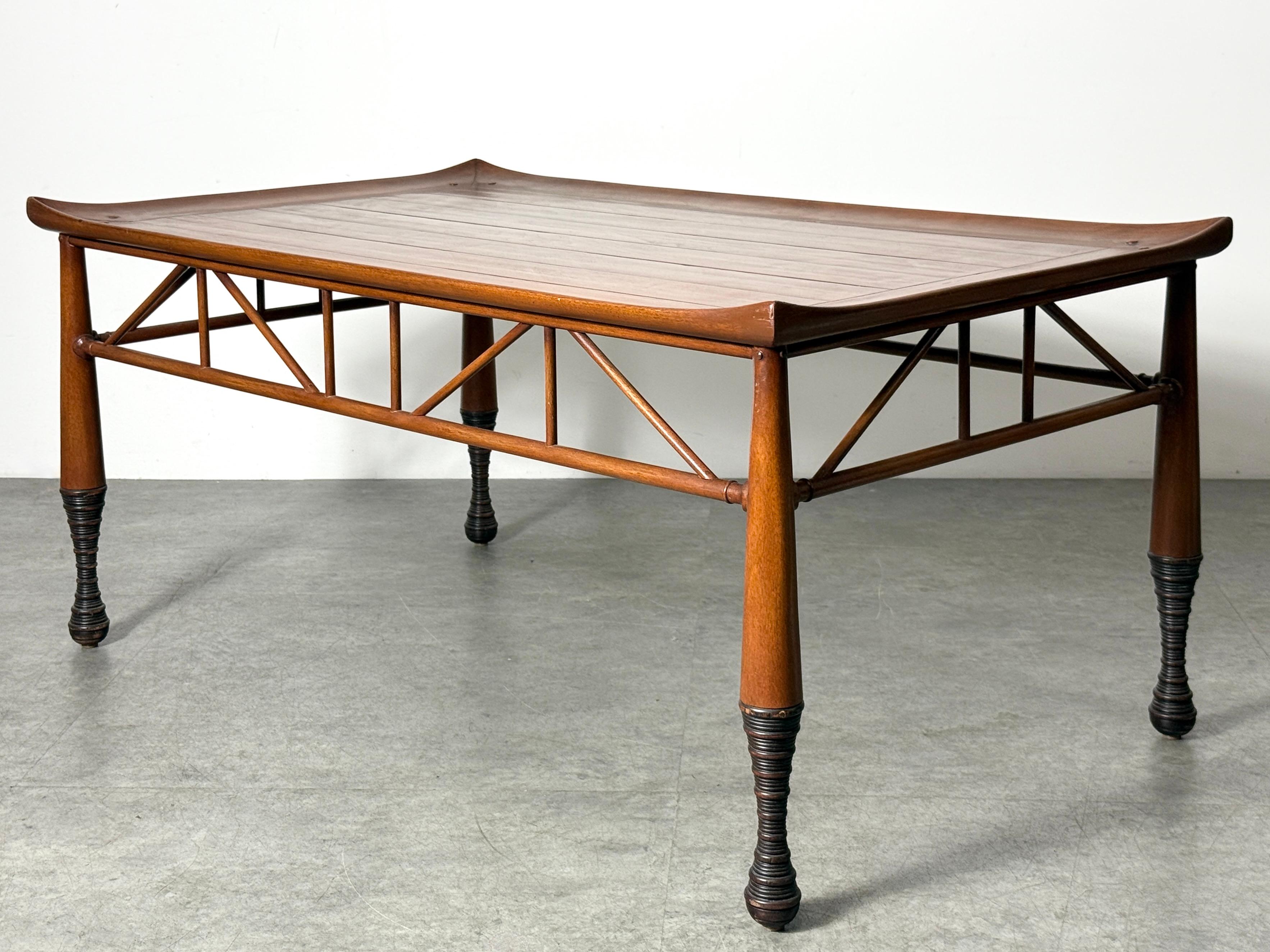 Néo-égyptien Table basse Thebes de style néo-égyptien en noyer d'après Liberty & Co. 21e siècle en vente