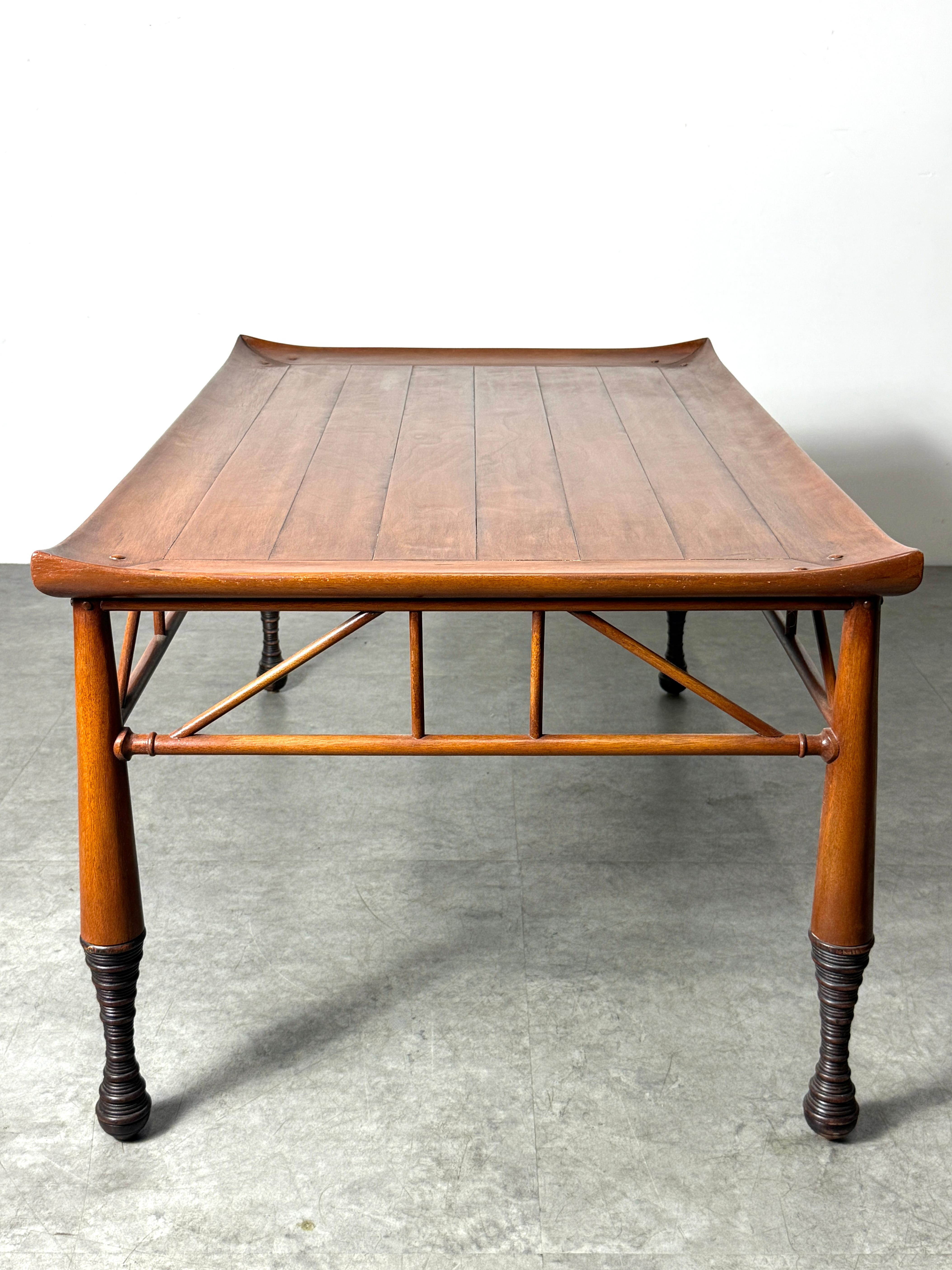Américain Table basse Thebes de style néo-égyptien en noyer d'après Liberty & Co. 21e siècle en vente