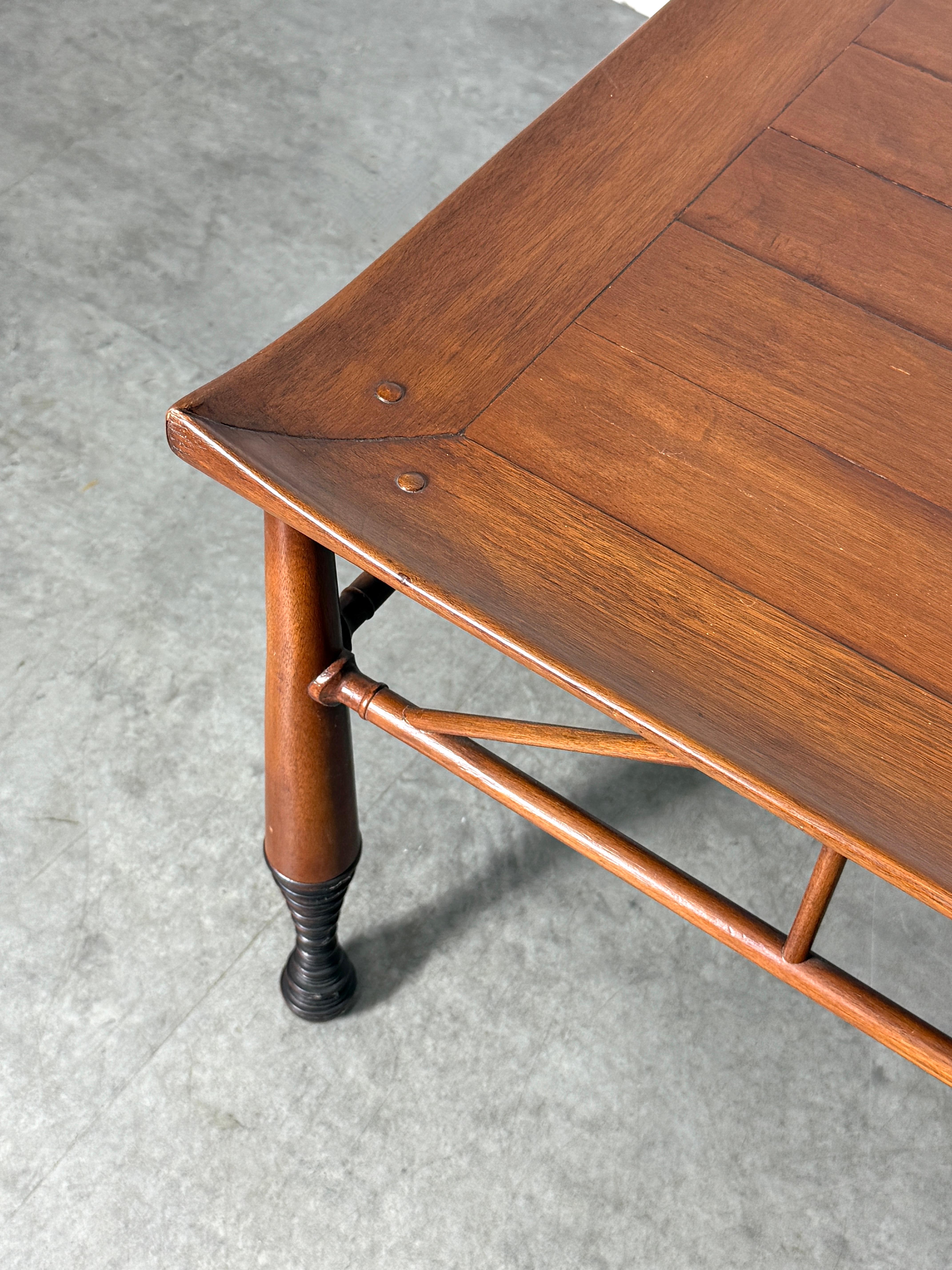 Sculpté Table basse Thebes de style néo-égyptien en noyer d'après Liberty & Co. 21e siècle en vente