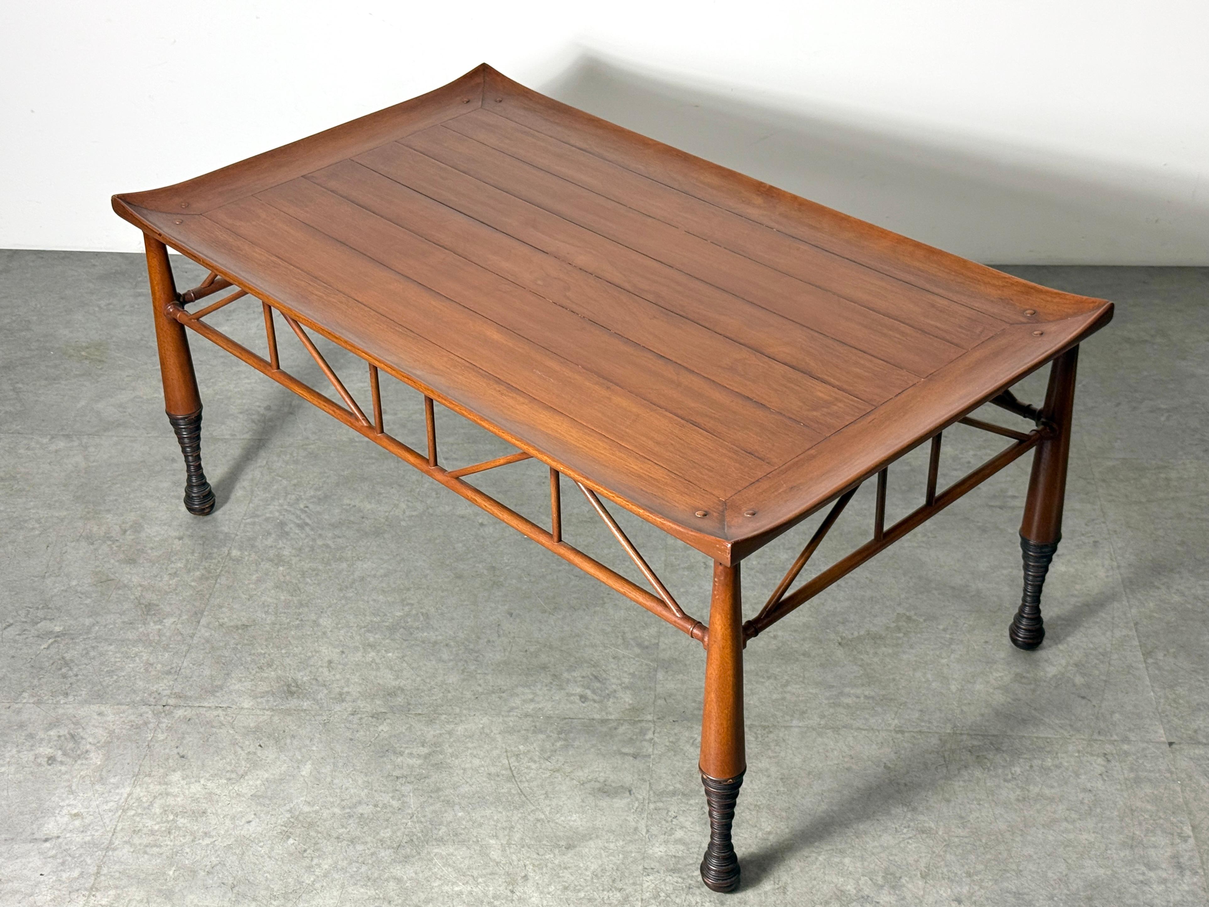 XXIe siècle et contemporain Table basse Thebes de style néo-égyptien en noyer d'après Liberty & Co. 21e siècle en vente