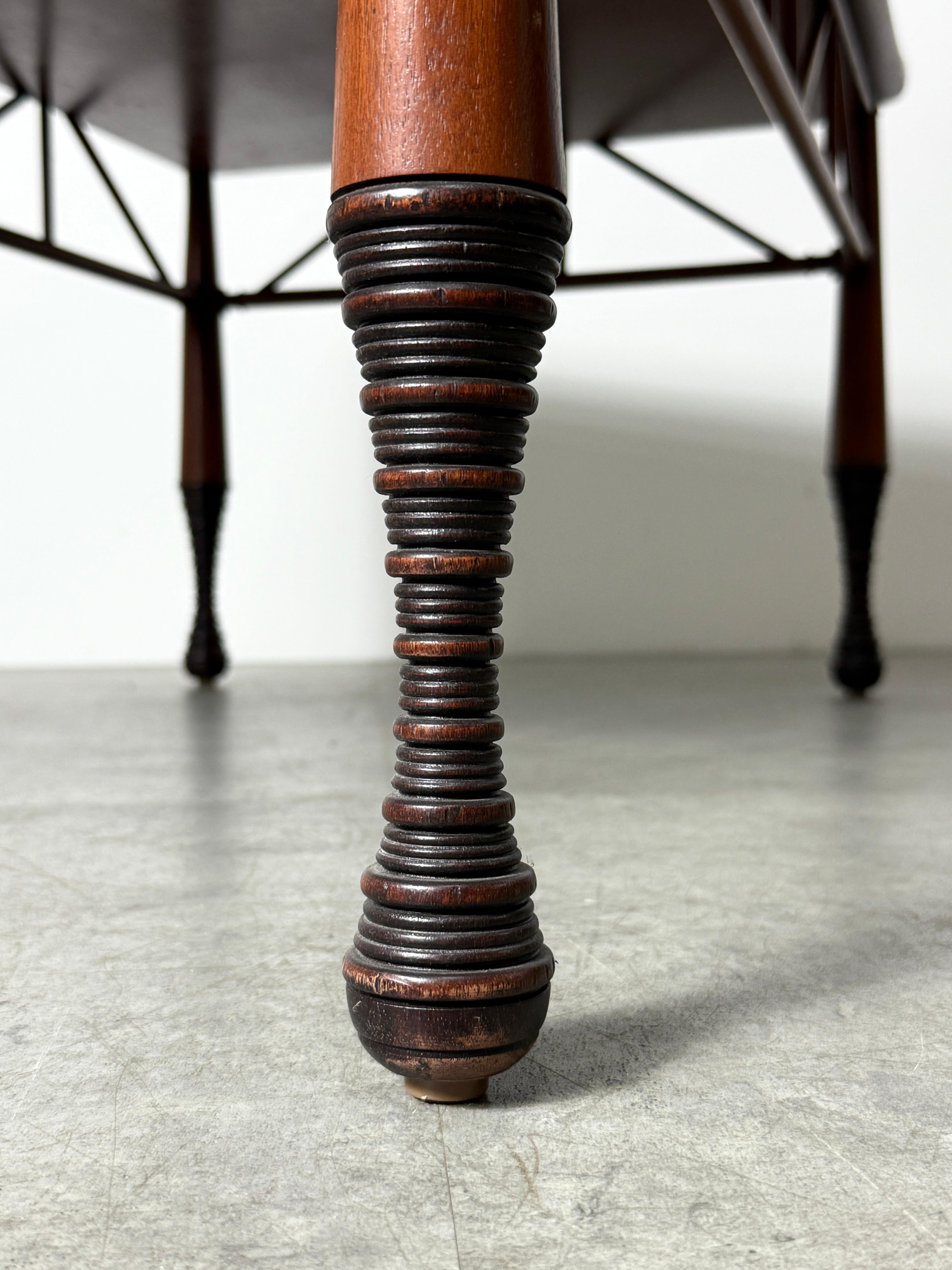 Table basse Thebes de style néo-égyptien en noyer d'après Liberty & Co. 21e siècle en vente 1