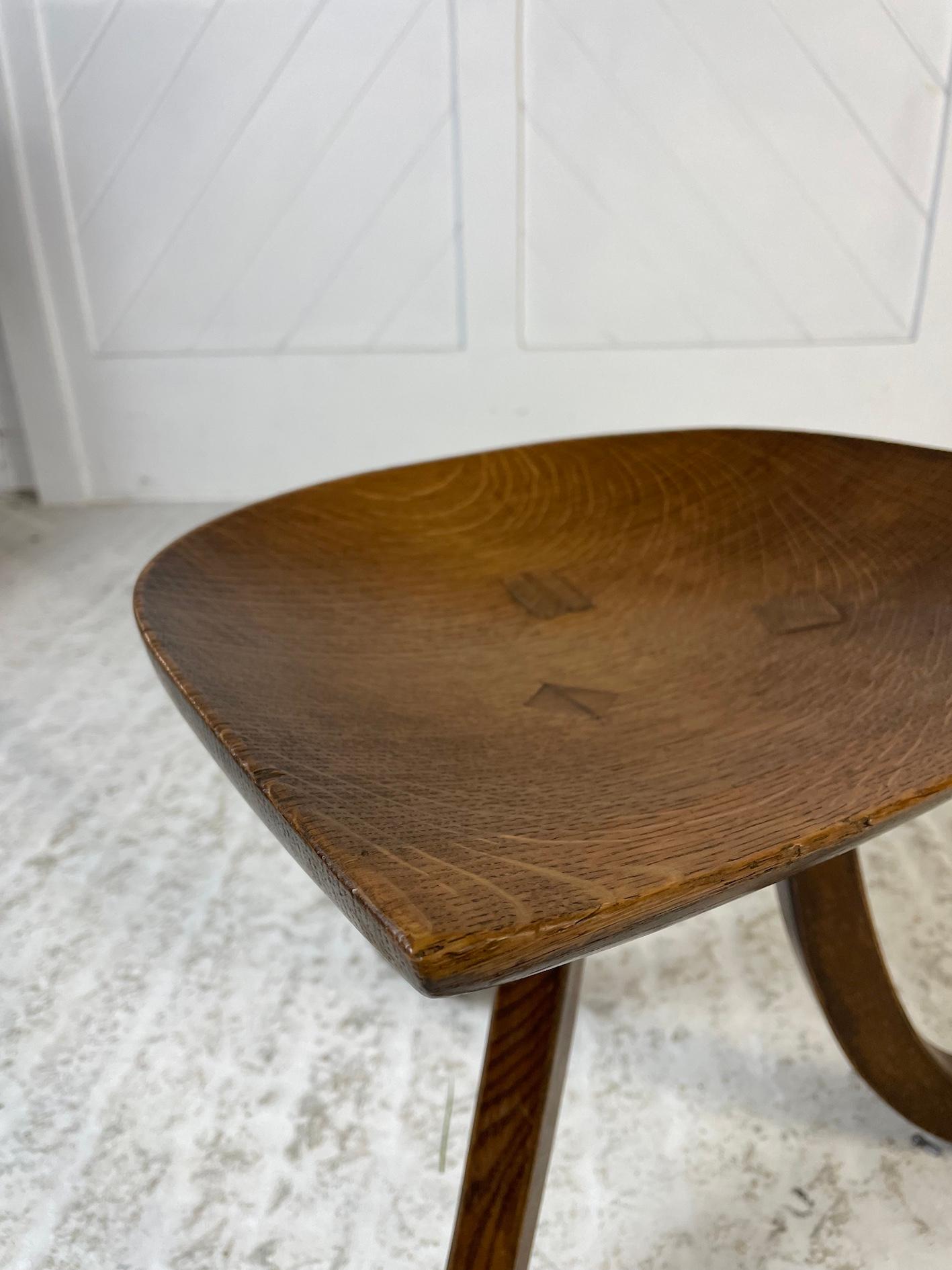Mouvement esthétique Tabouret Thebes de style néo-égyptien par Liberty & Co en vente