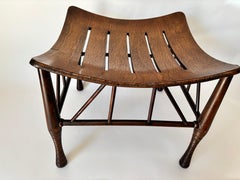 Tabouret « Thebes » de style néo-égyptien, attribué à Liberty of London, en bois massif