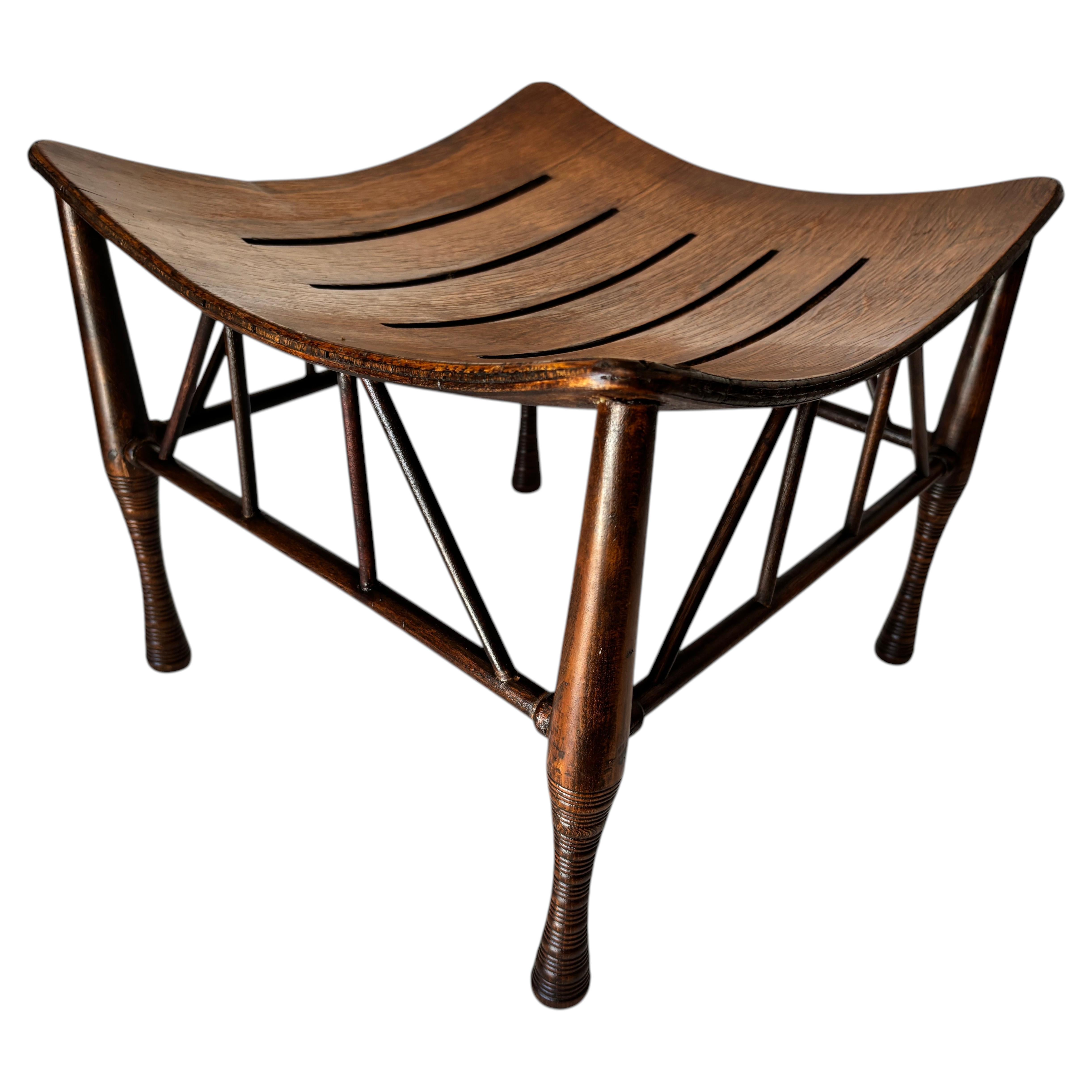 Hocker „Thebes“ im ägyptischen Revival-Stil von Liberty of London, aus Massivholz gefertigt