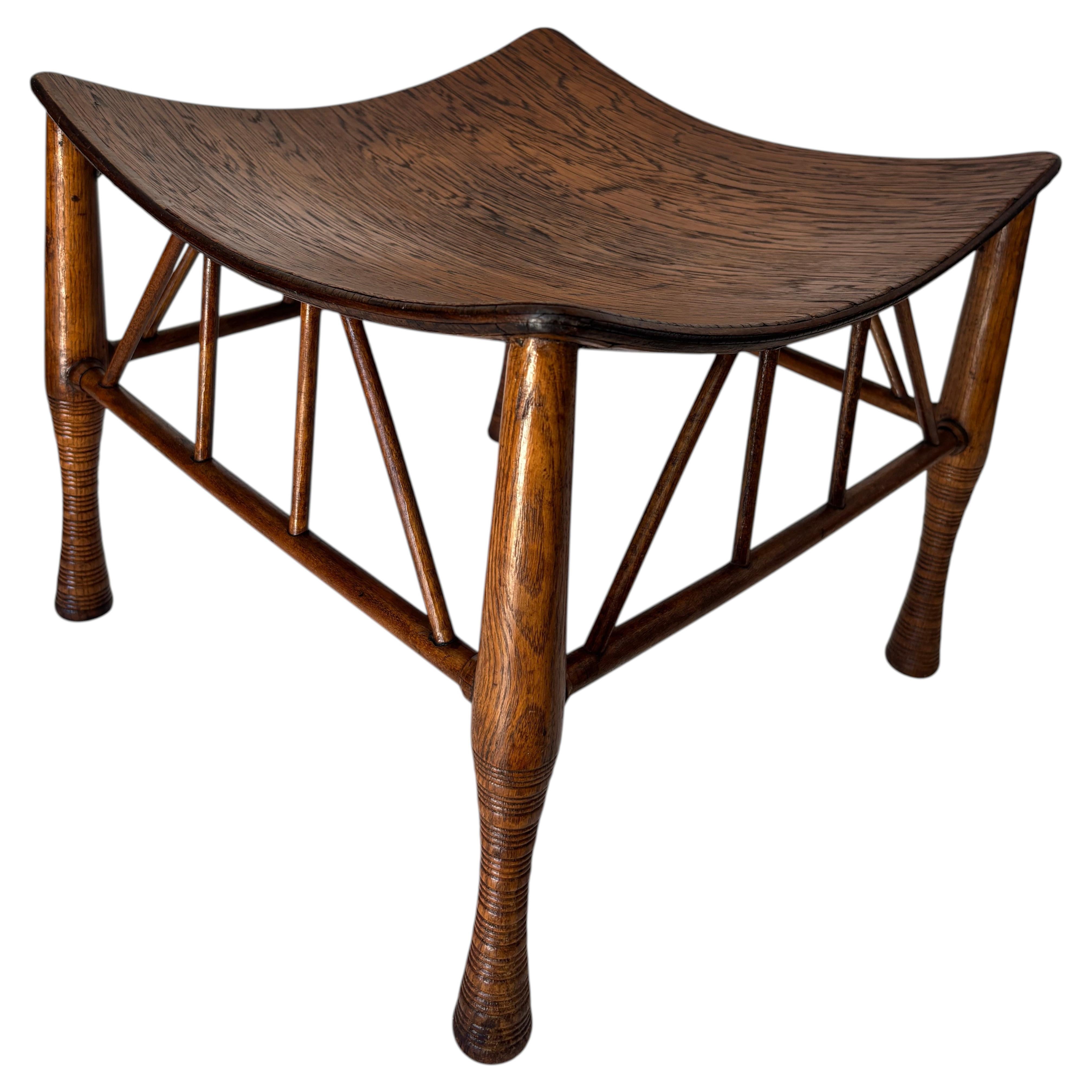 Tabouret « Thebes » de style néo-égyptien, signé Liberty of London, début du XXe siècle