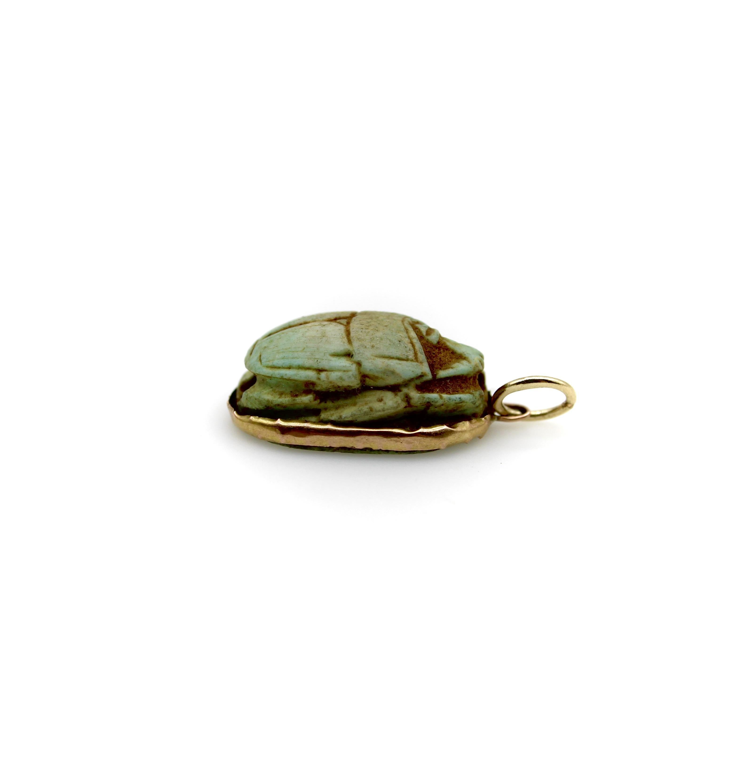 Neoegizio Ciondolo Scarabeo in faience turchese egiziana con montatura in oro 14K in vendita