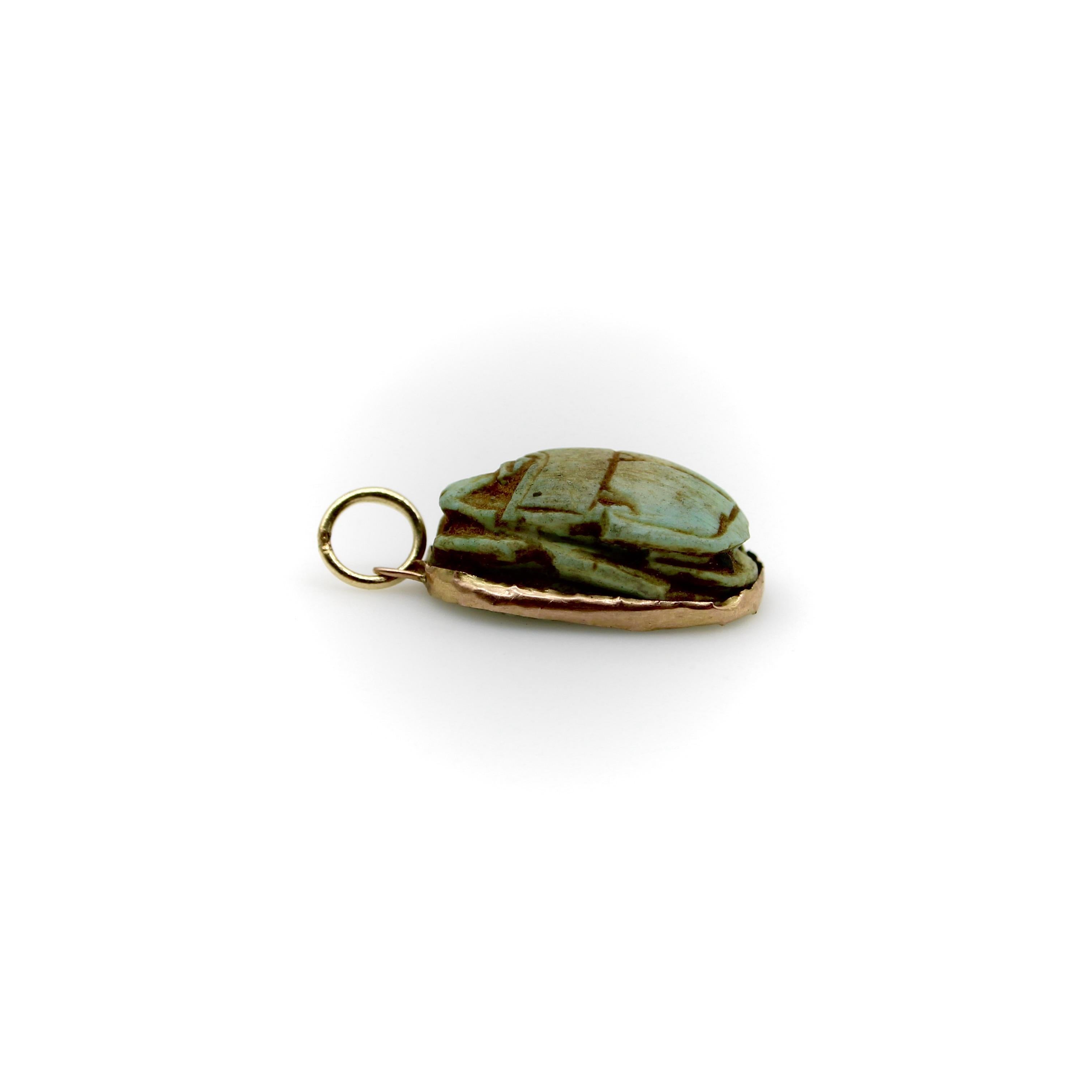Ciondolo Scarabeo in faience turchese egiziana con montatura in oro 14K In condizioni buone in vendita a Venice, CA