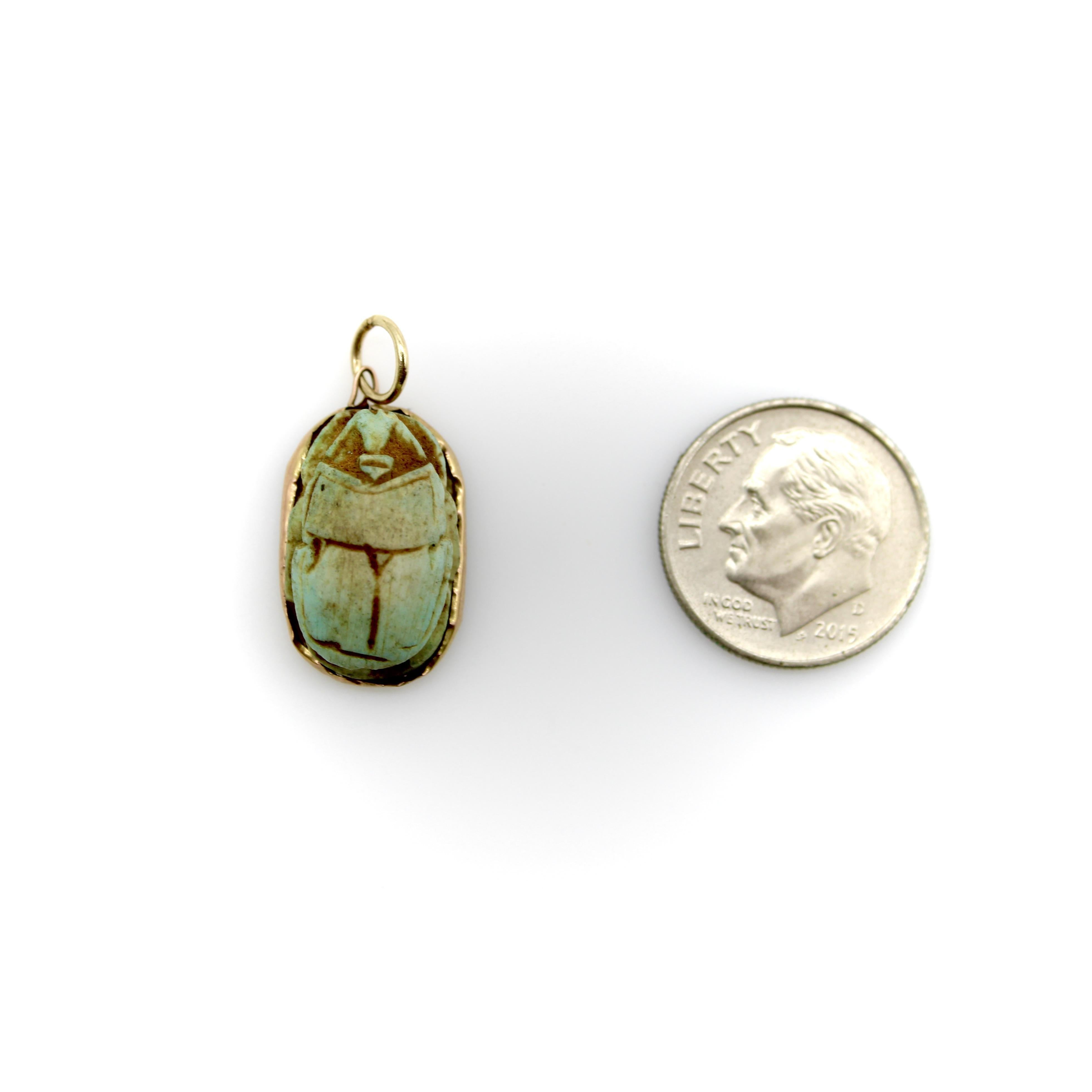 Ciondolo Scarabeo in faience turchese egiziana con montatura in oro 14K in vendita 1