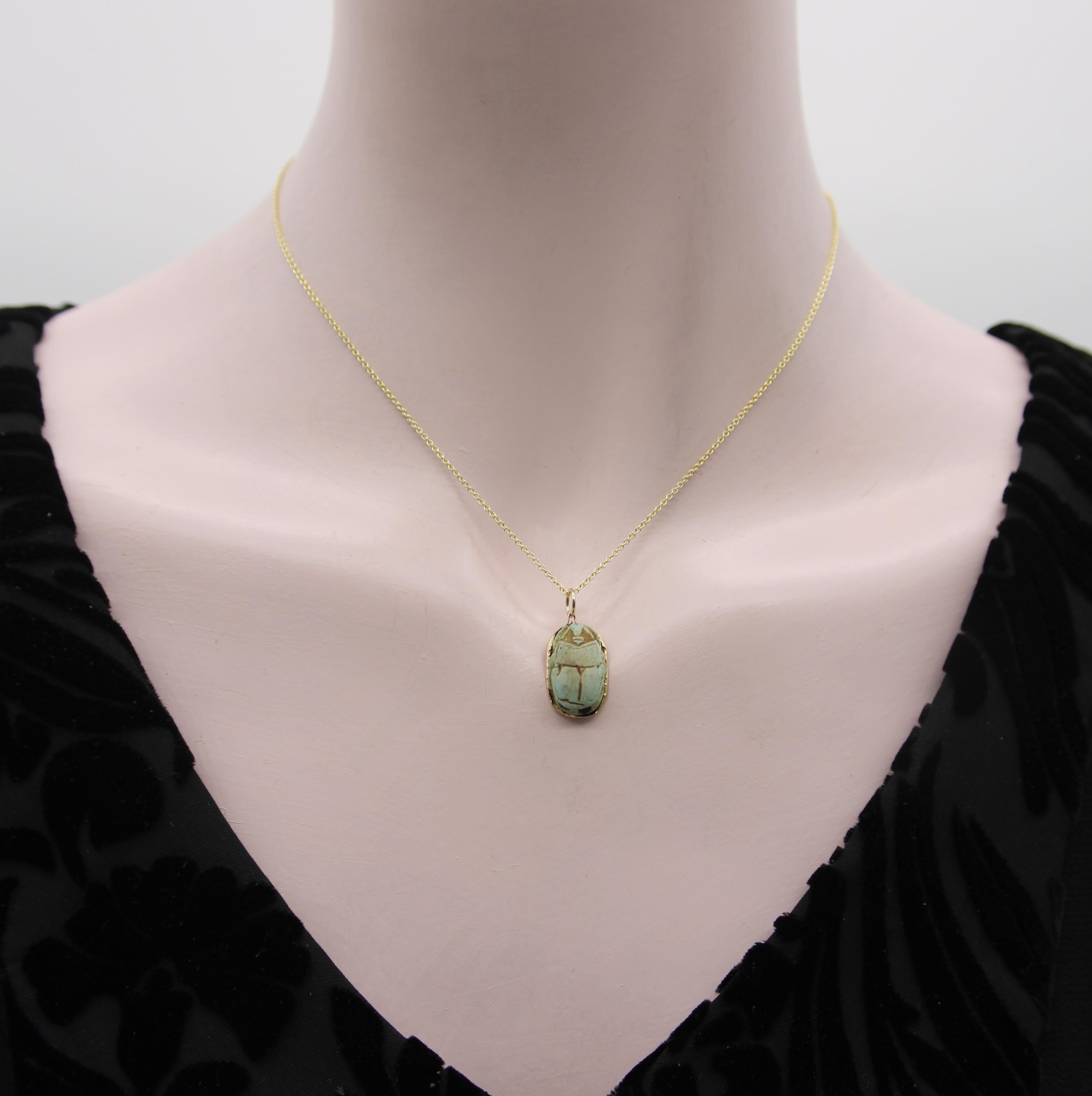 Ciondolo Scarabeo in faience turchese egiziana con montatura in oro 14K in vendita 2
