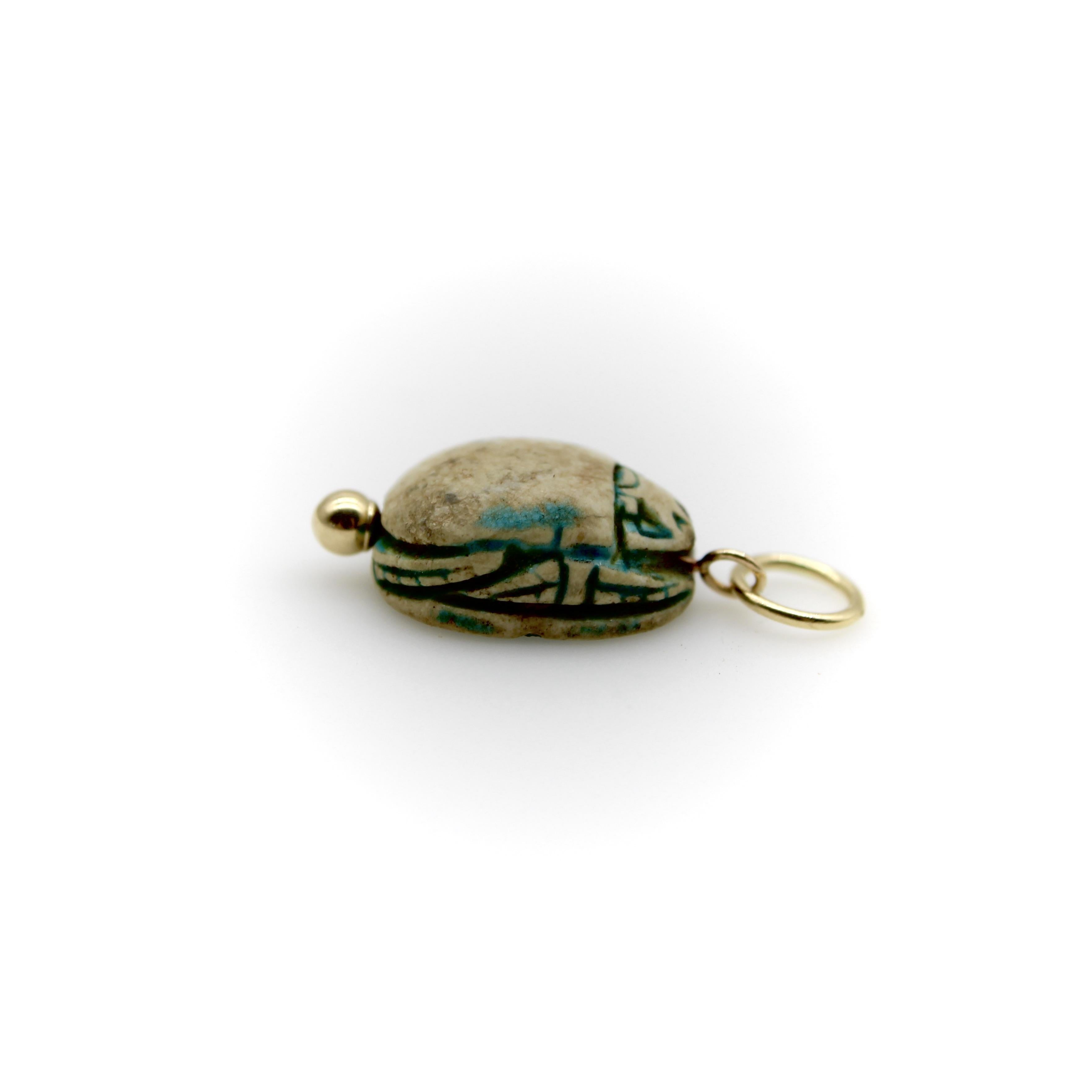 Neoegizio Ciondolo Scarabeo in faience lavata turchese egiziana con montatura in oro 14K in vendita