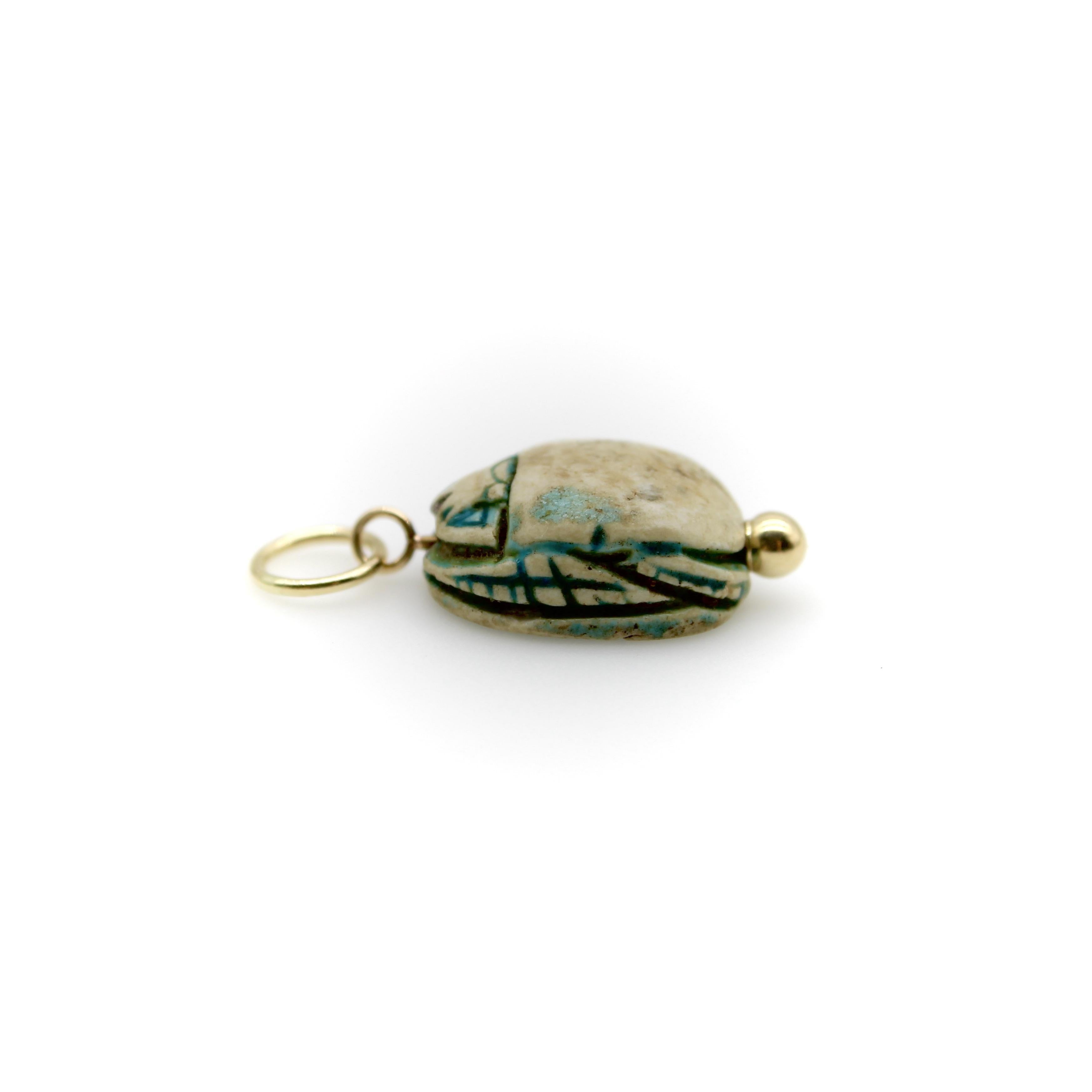Ciondolo Scarabeo in faience lavata turchese egiziana con montatura in oro 14K In condizioni buone in vendita a Venice, CA