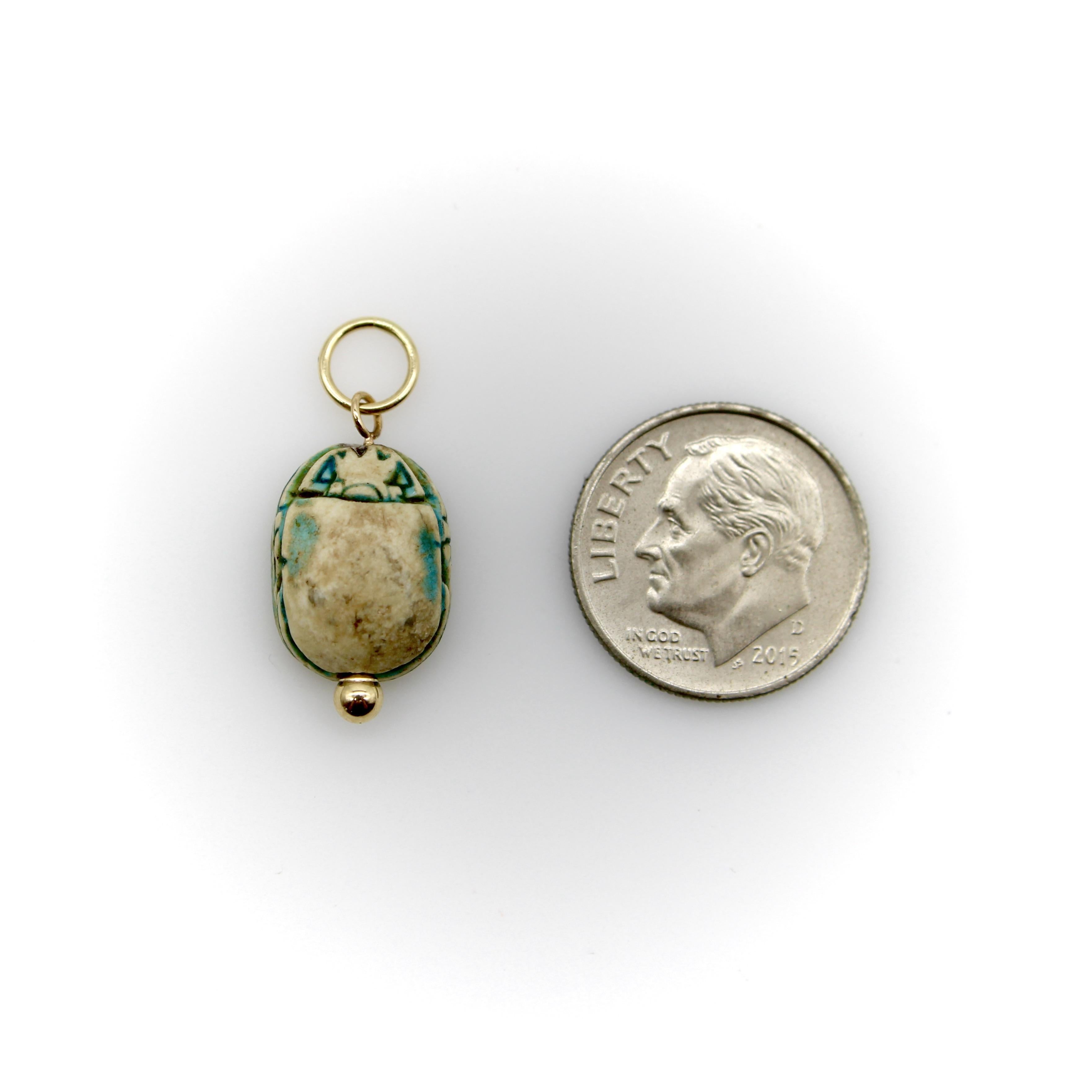 Ciondolo Scarabeo in faience lavata turchese egiziana con montatura in oro 14K in vendita 1