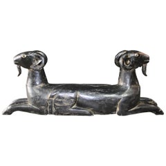 Sculpture en bois sculpté de chèvre de style néo-égyptien à deux têtes, en forme de bélier