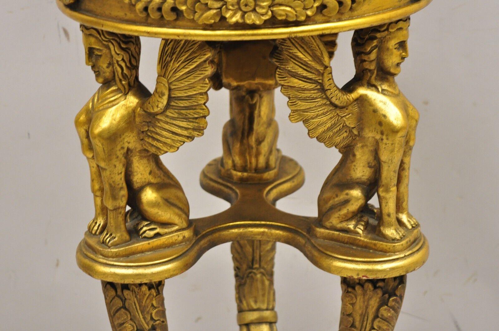 Néo-égyptien Plant Stand à piédestal Figural en bois doré égyptien Revivial Round Marble Top en vente