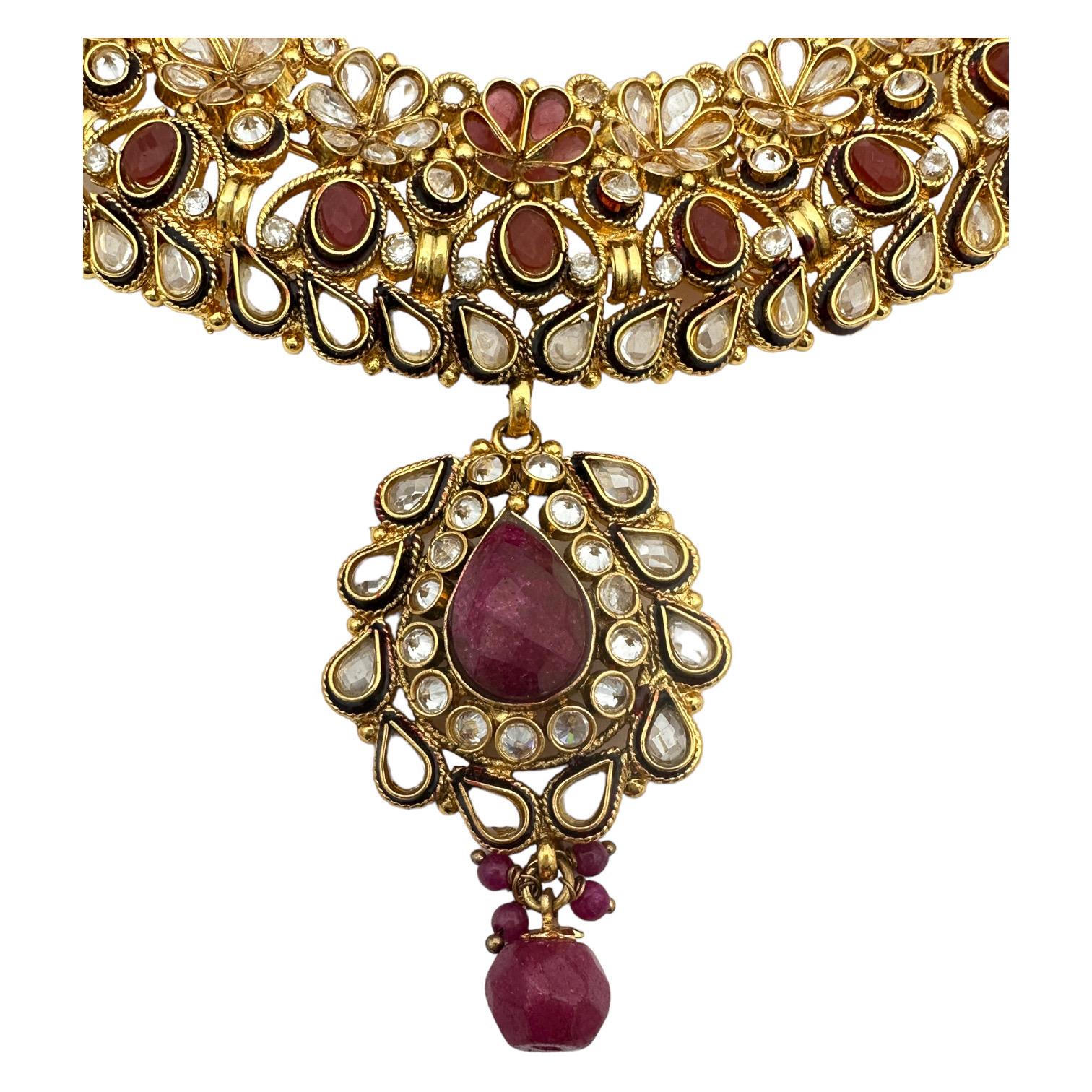 Verleihen Sie Ihrem Look mit der ägyptischen Halskette einen Hauch von Luxus. Dieses verschnörkelte Halsband zeichnet sich durch ein exquisites, handgefertigtes Design aus, das durch die Verwendung von Farbe zu einem wahrhaft einzigartigen Stück